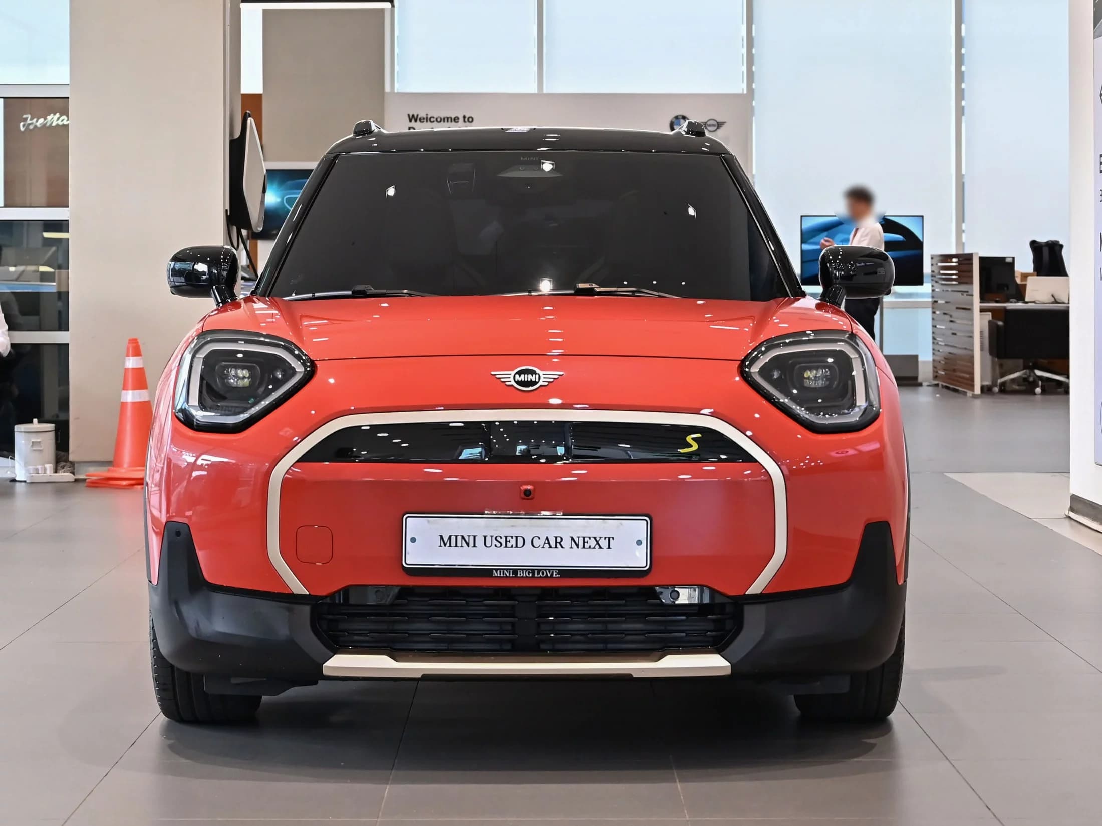 MINI Aceman SE Favoured, электромобиль, 2025 г. 5175 км. — фото 2