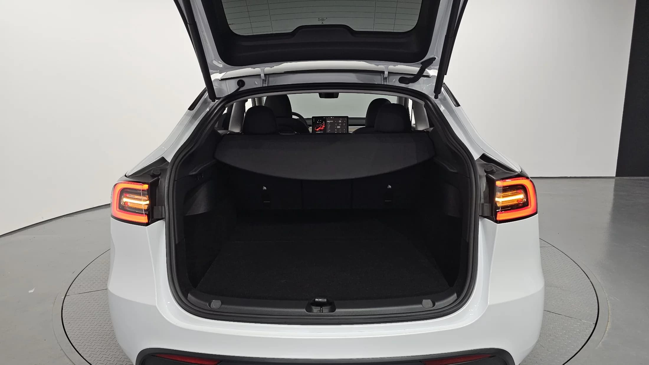Tesla Model Y RWD, электромобиль, 2023 г. 23164 км. — фото 20