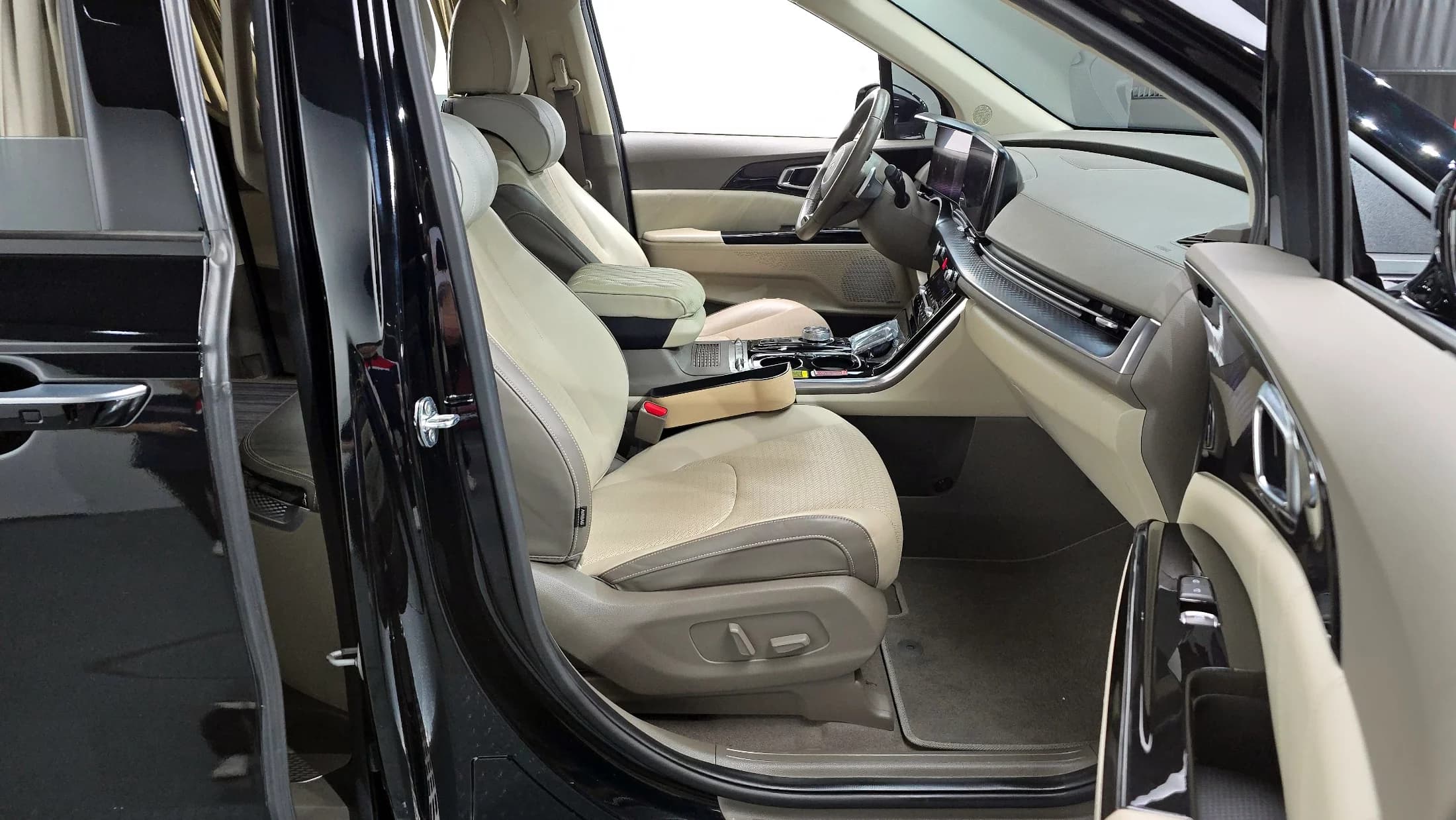 Kia Carnival Gasoline 4-Seater Hi-Limousine Signature, 2021 г. 79262 км. — фото 11