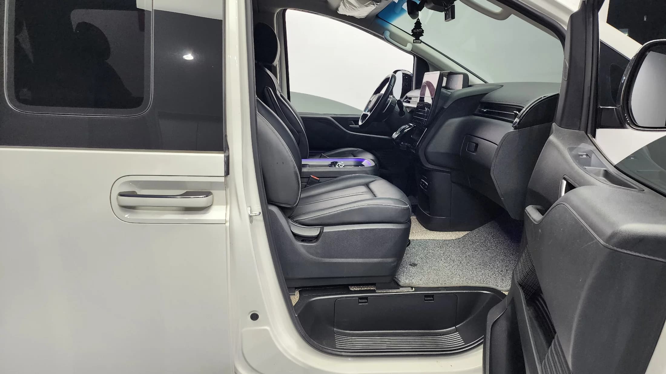 Hyundai Staria Lounge 9-Seater Prestige, 2023 г. 131113 км. — фото 11