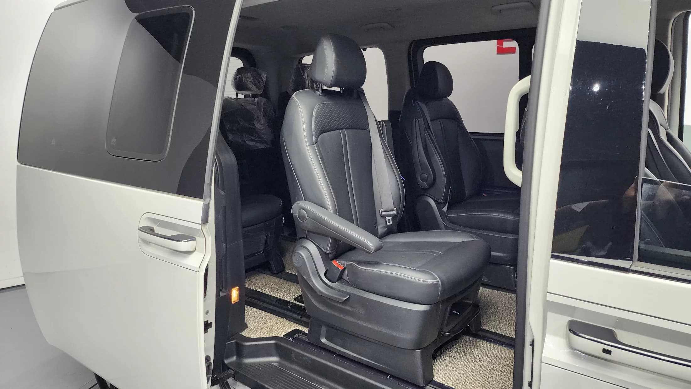 Hyundai Staria Lounge 9-Seater Prestige, 2023 г. 131113 км. — фото 12