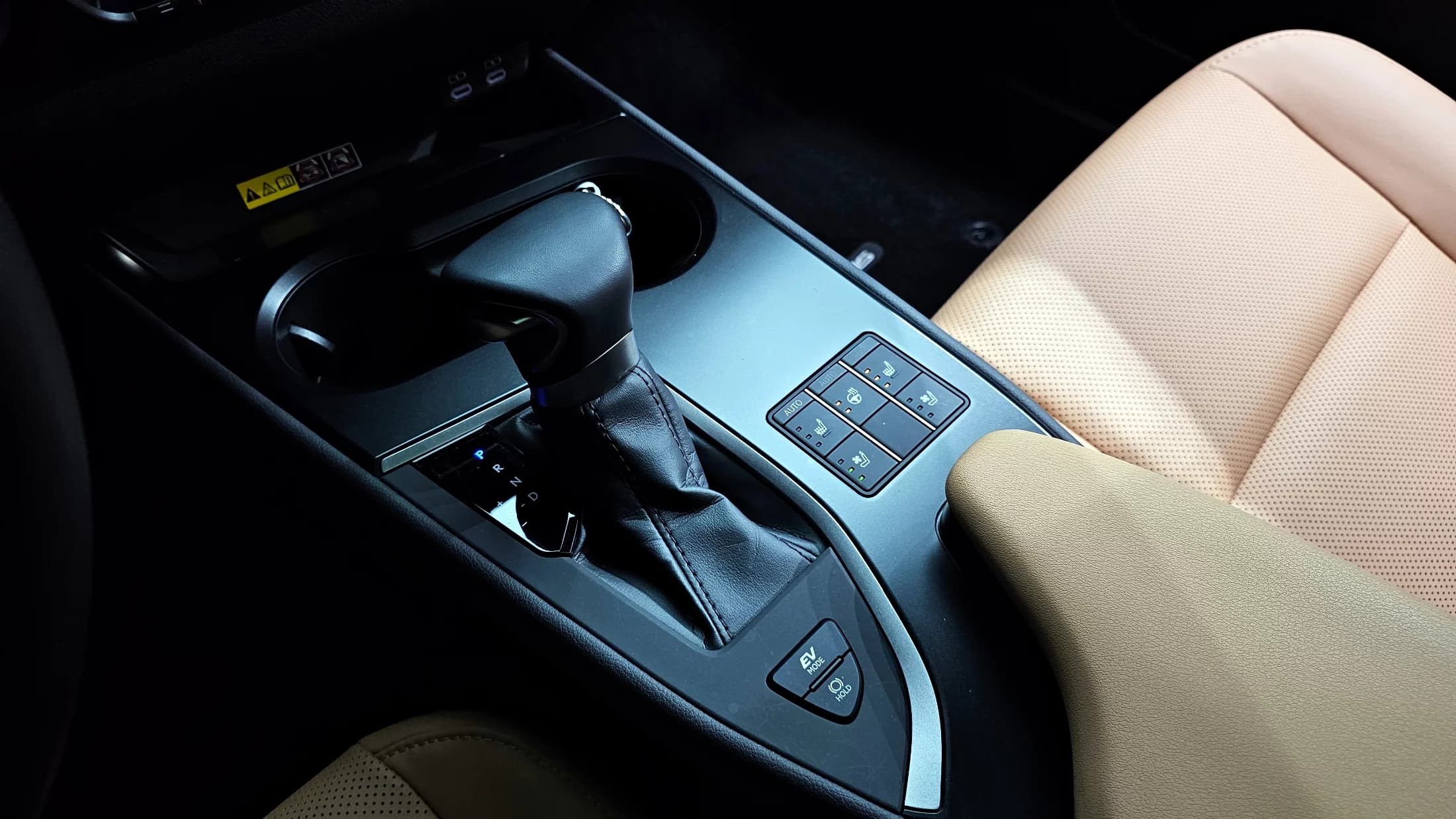 Lexus UX 2.0 AWD, гибрид, 2023 г. 12976 км. — фото 9