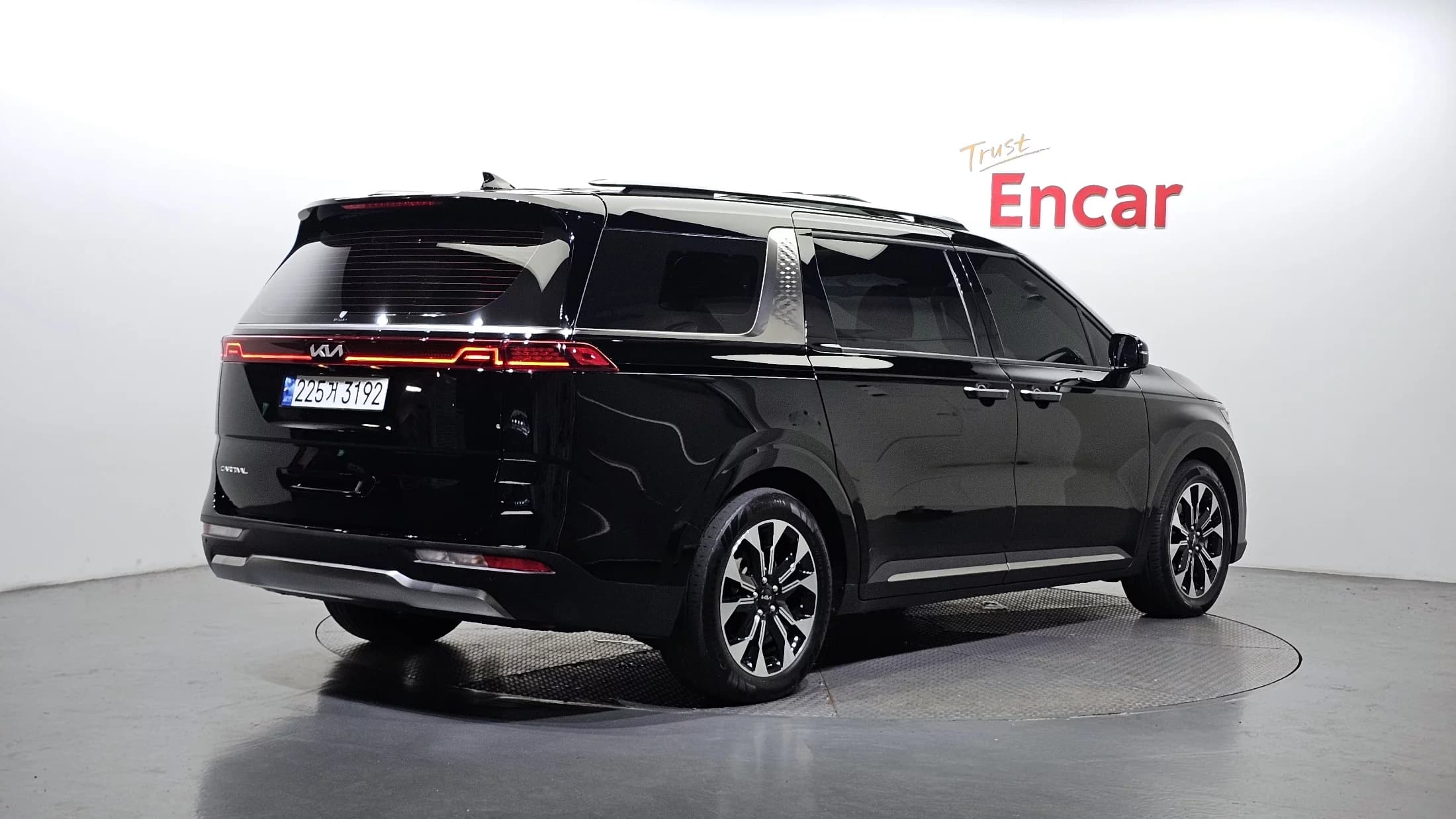 Kia Carnival 7-Seater Signature, 2023 г. 79803 км. — фото 2