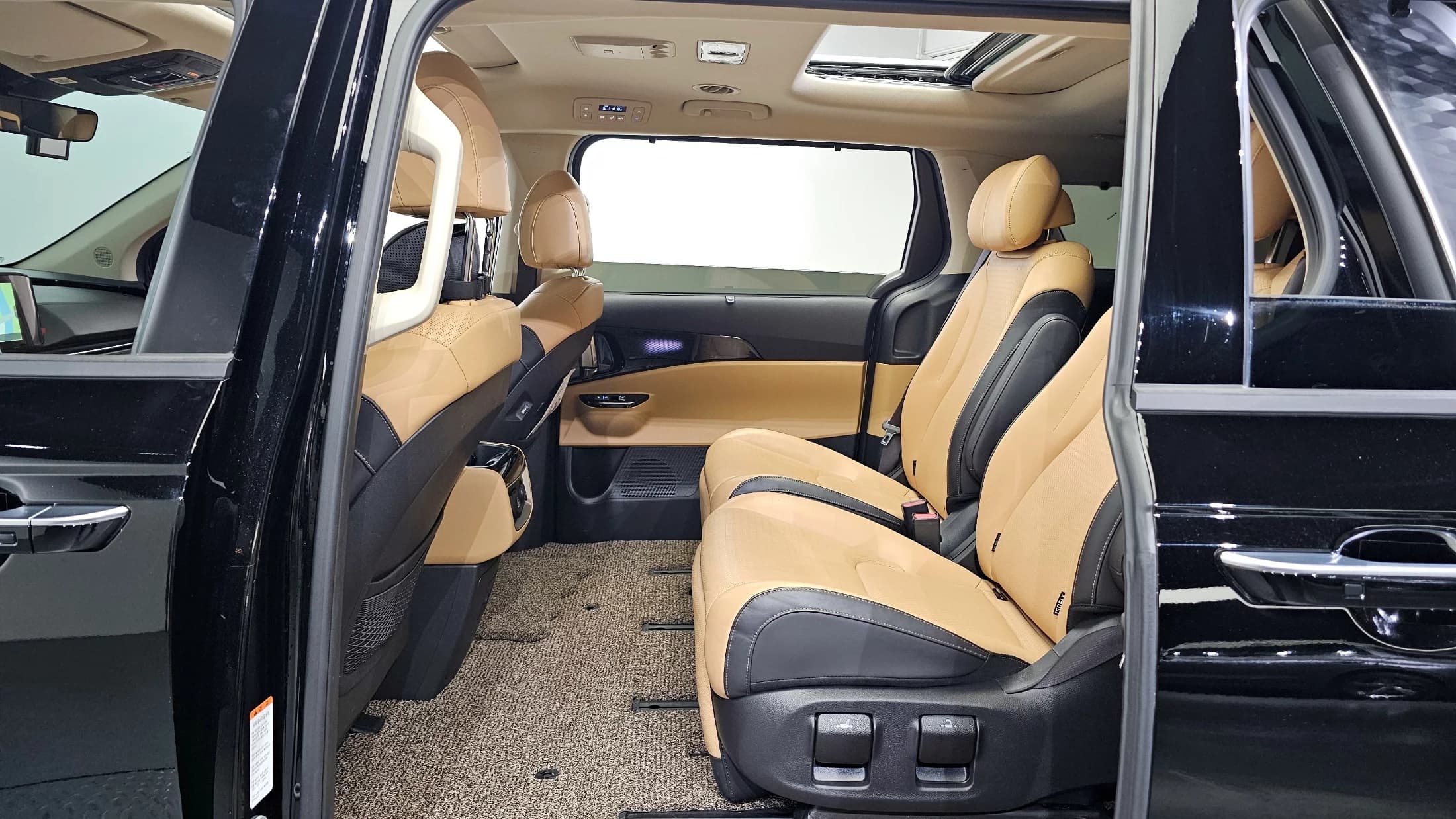 Kia Carnival 7-Seater Signature, 2023 г. 79803 км. — фото 11