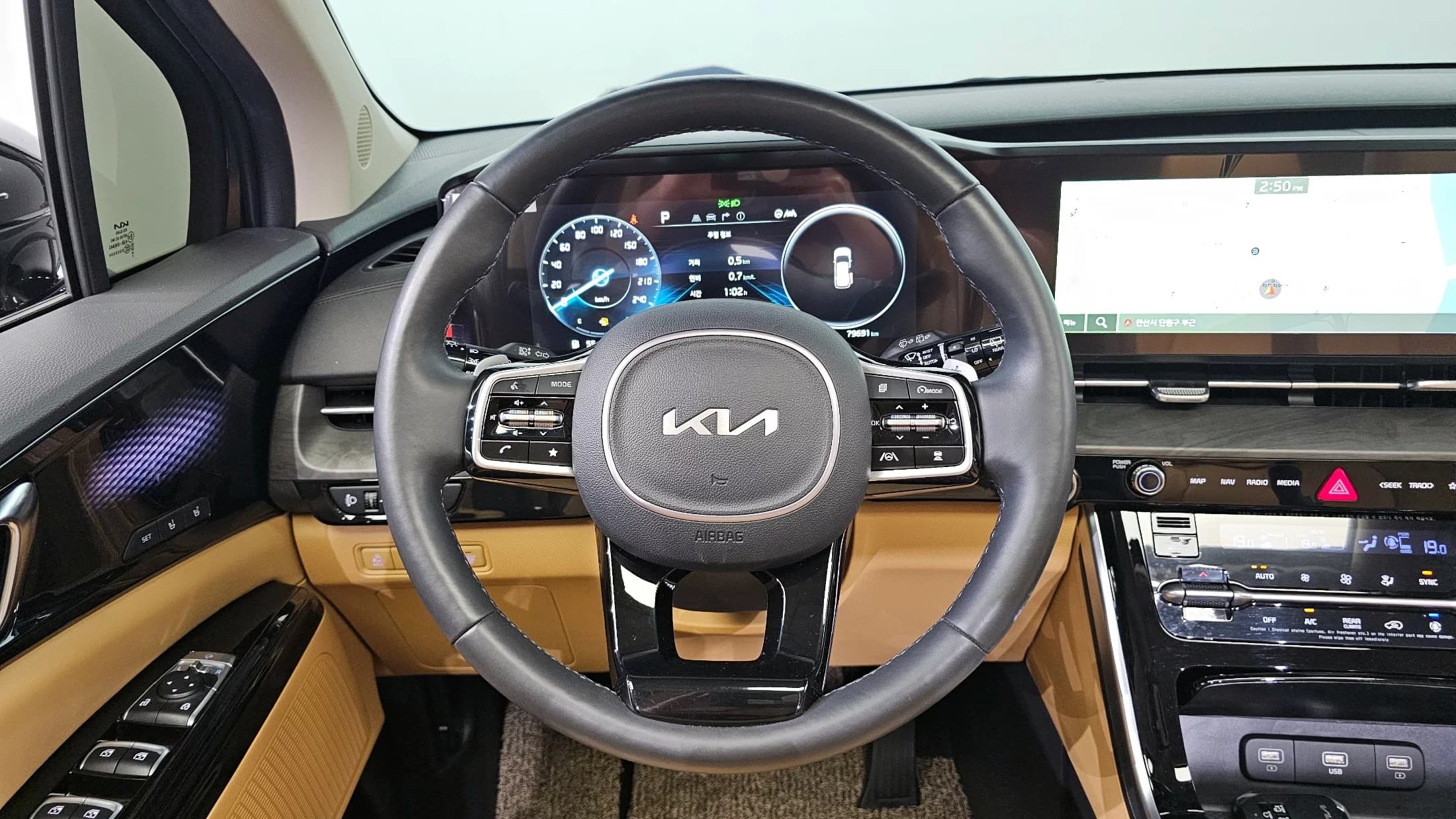 Kia Carnival 7-Seater Signature, 2023 г. 79803 км. — фото 13