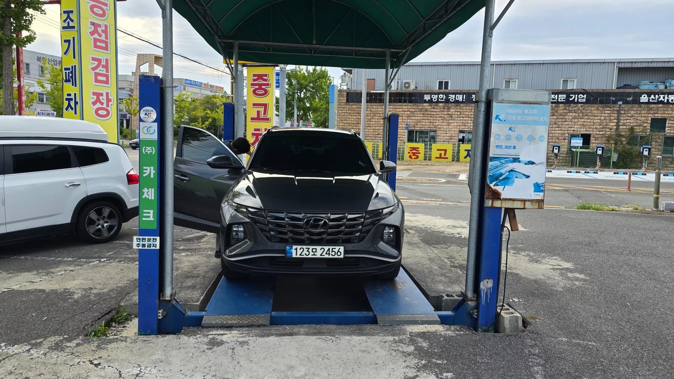 Hyundai Tucson Premium 2WD, гибрид, 2021 г. 89592 км. — фото 20