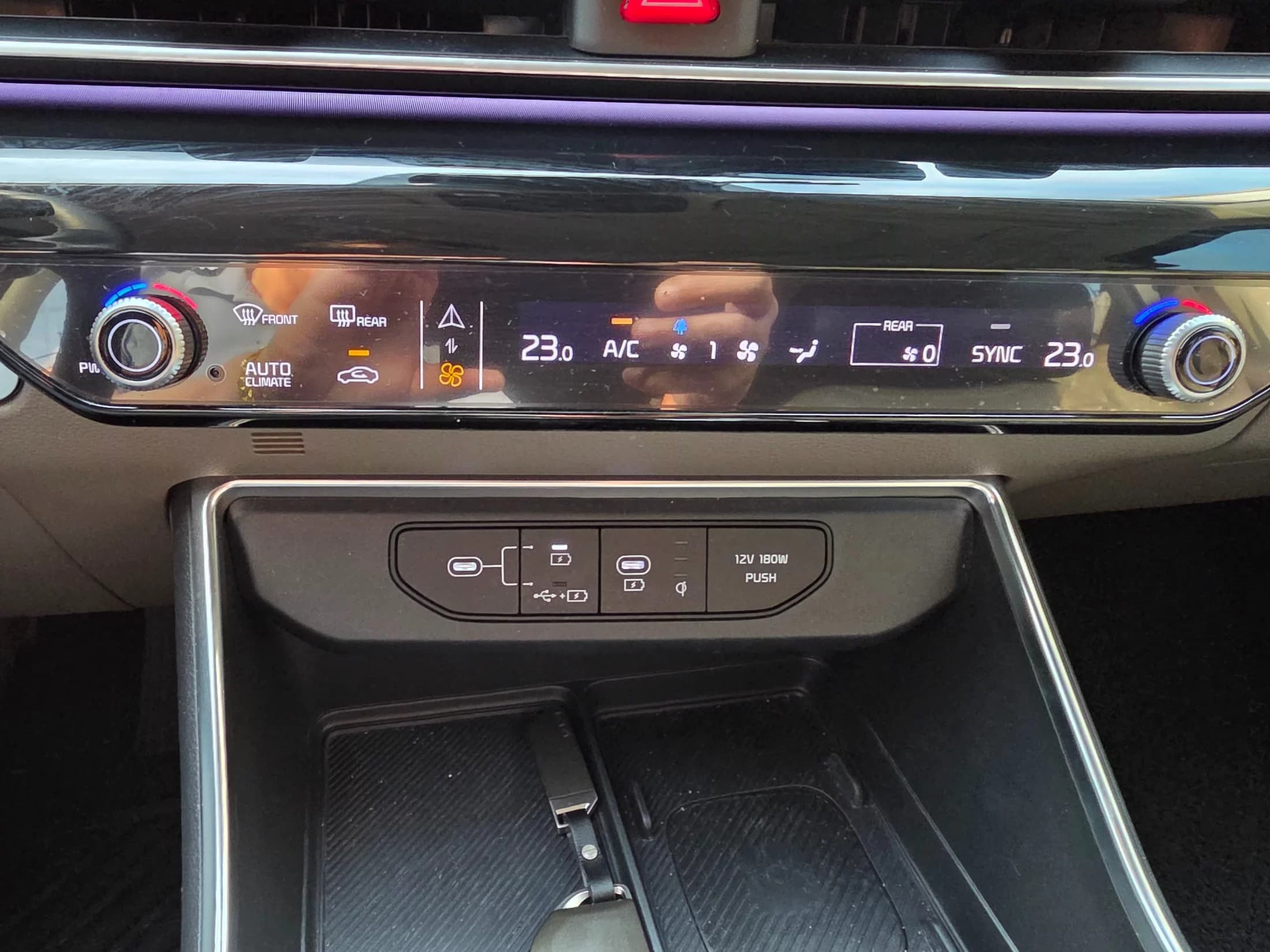 Kia Carnival 9-Seater Signature, 2024 г. 52642 км. — фото 13