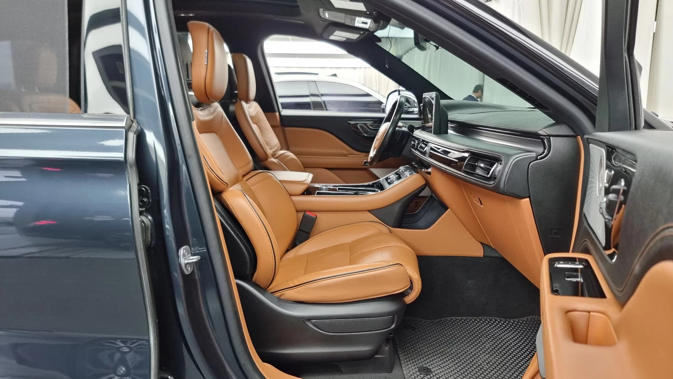 Lincoln AVIATOR 3.0 Black Label AWD, 2022 г. 96362 км. — фото 11