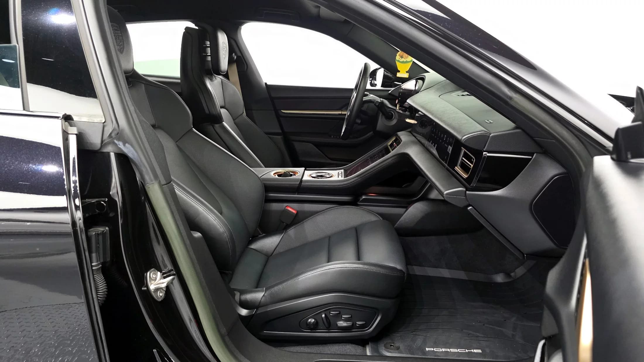 Porsche TAYCAN 4S Cross Turismo, электромобиль, 2023 г. 10327 км. — фото 11