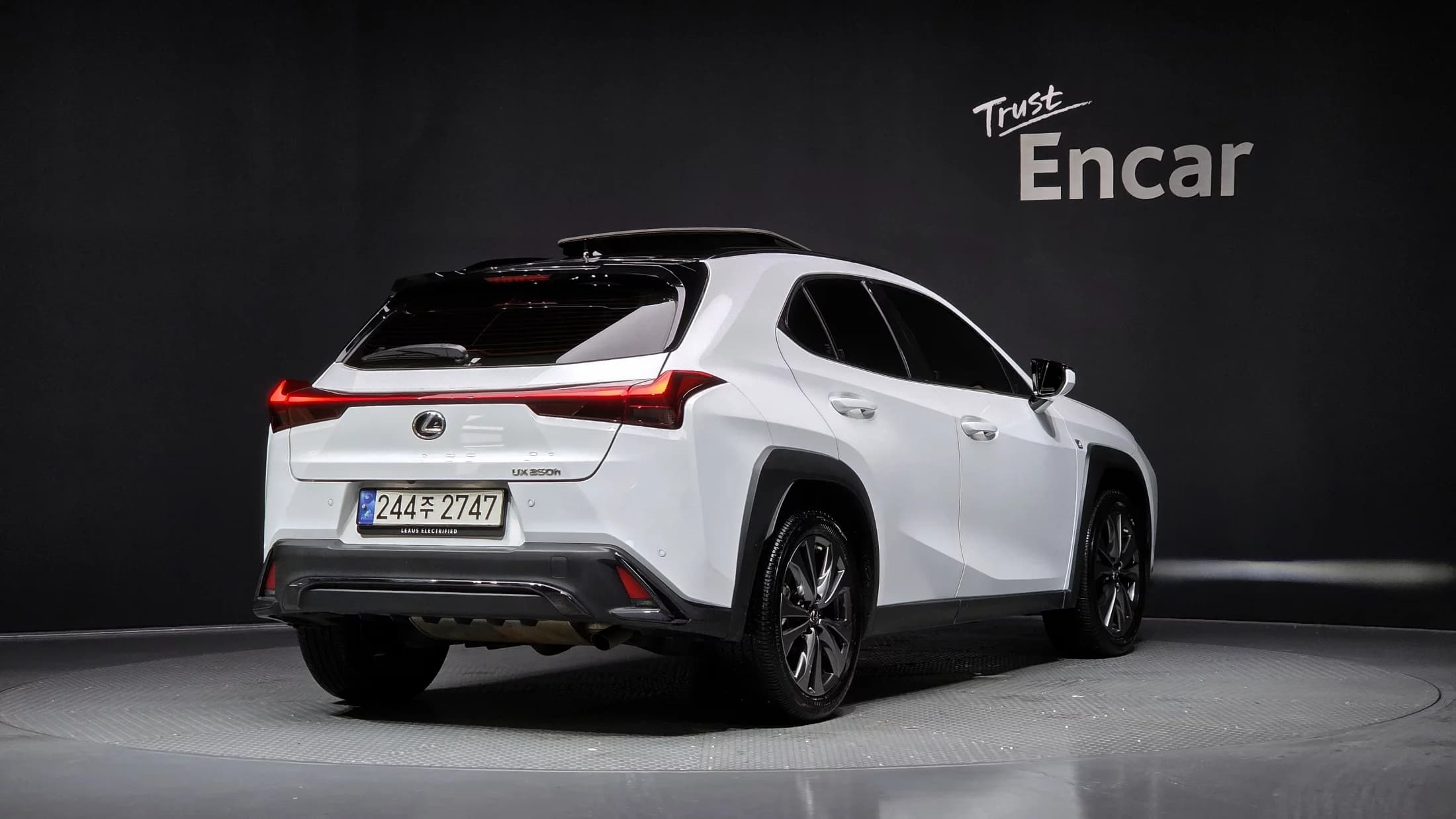 Lexus UX 2.0 F-Sport 2WD, гибрид, 2024 г. 29722 км. — фото 2
