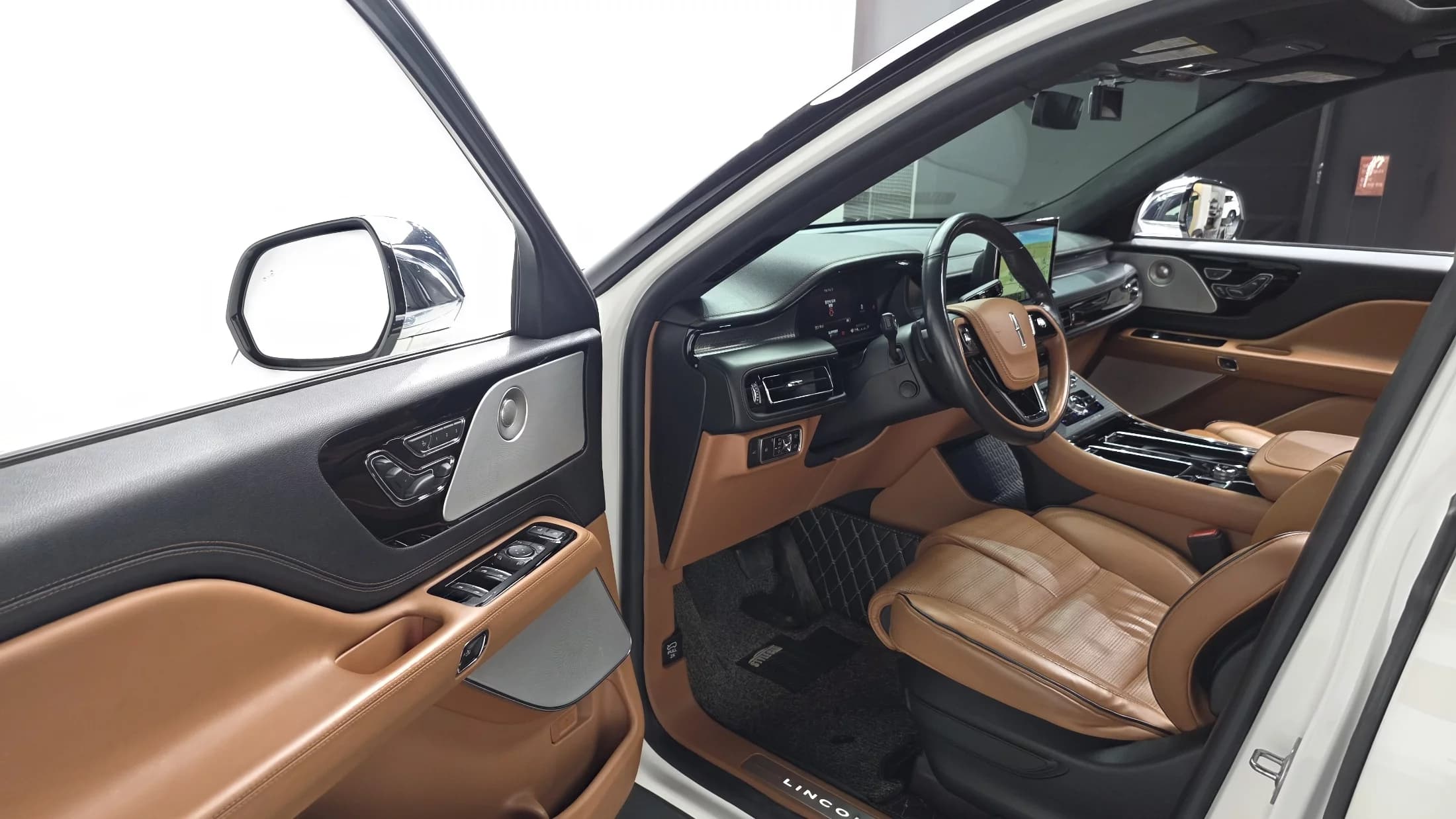 Lincoln AVIATOR 3.0 Black Label AWD, 2021 г. 66567 км. — фото 11