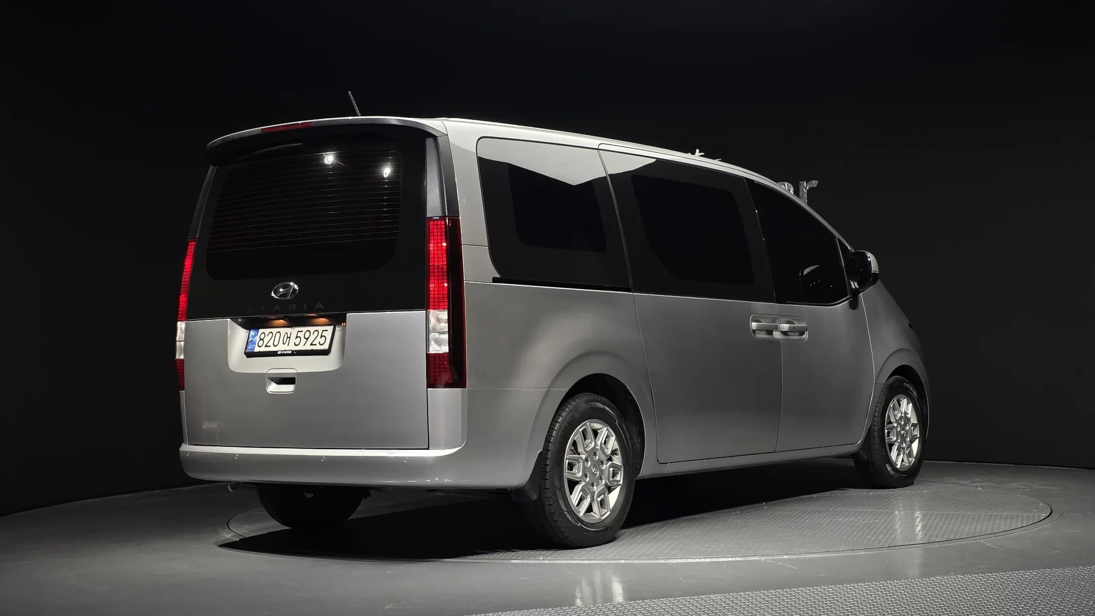 Hyundai Staria Cargo 3-Seater Modern, 2023 г. 121752 км. — фото 2