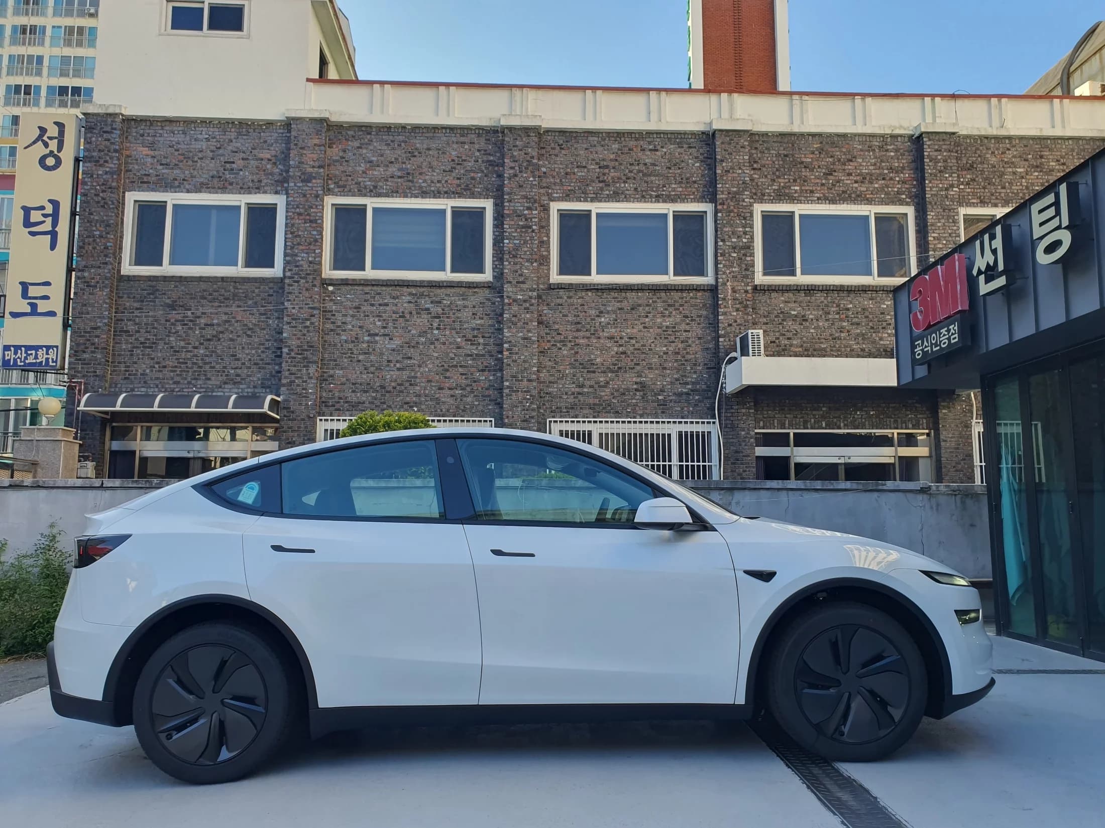 Tesla Model Y RWD, электромобиль, 2025 г. — фото 3