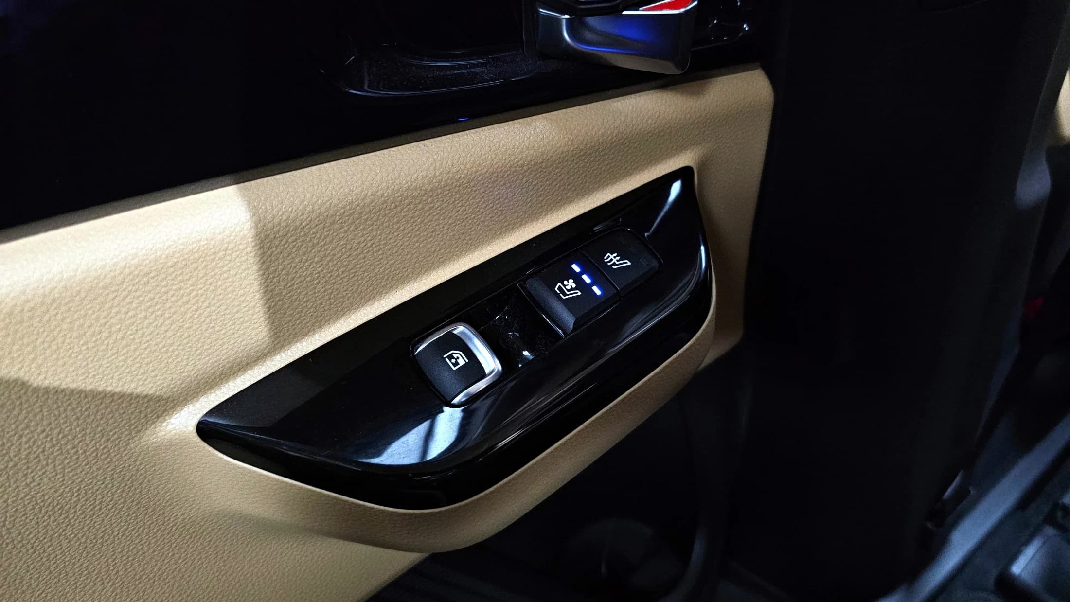 Kia Carnival Gasoline 9-Seater Signature, 2021 г. 37428 км. — фото 17