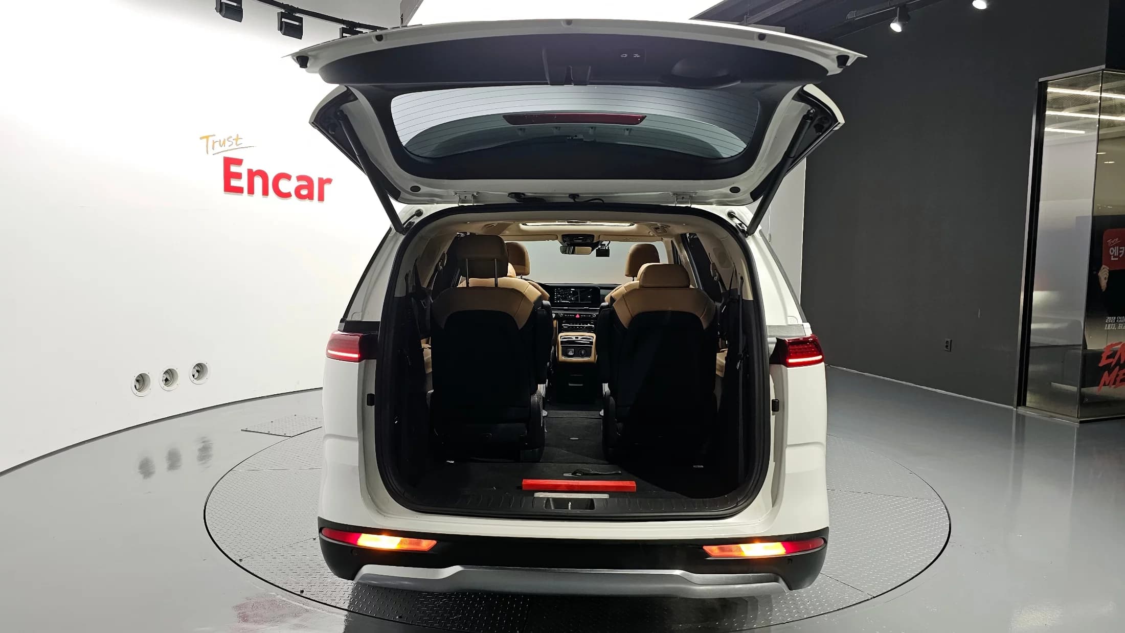 Kia Carnival Gasoline 9-Seater Signature, 2021 г. 37428 км. — фото 20