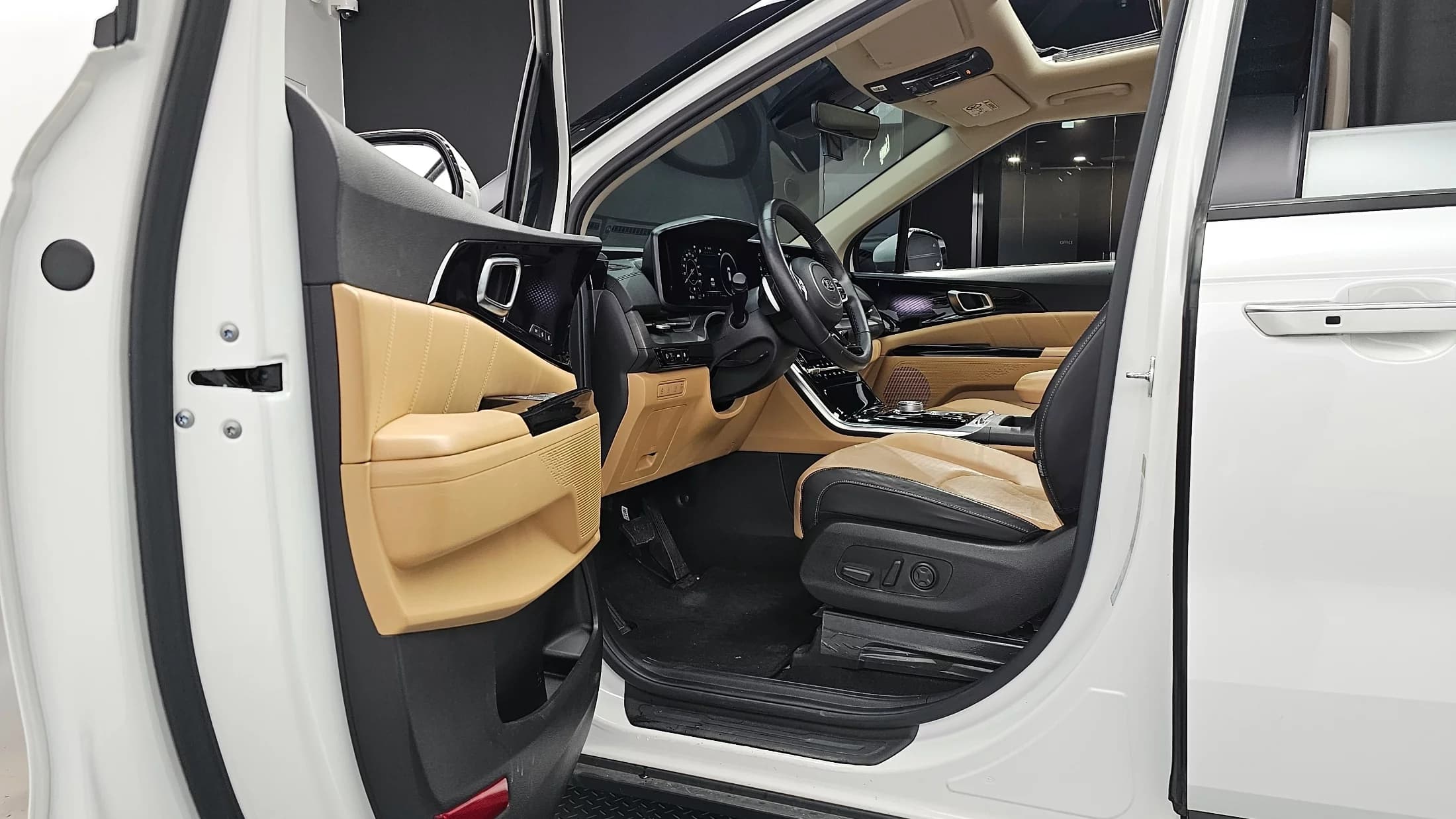 Kia Carnival Gasoline 9-Seater Signature, 2021 г. 37428 км. — фото 10