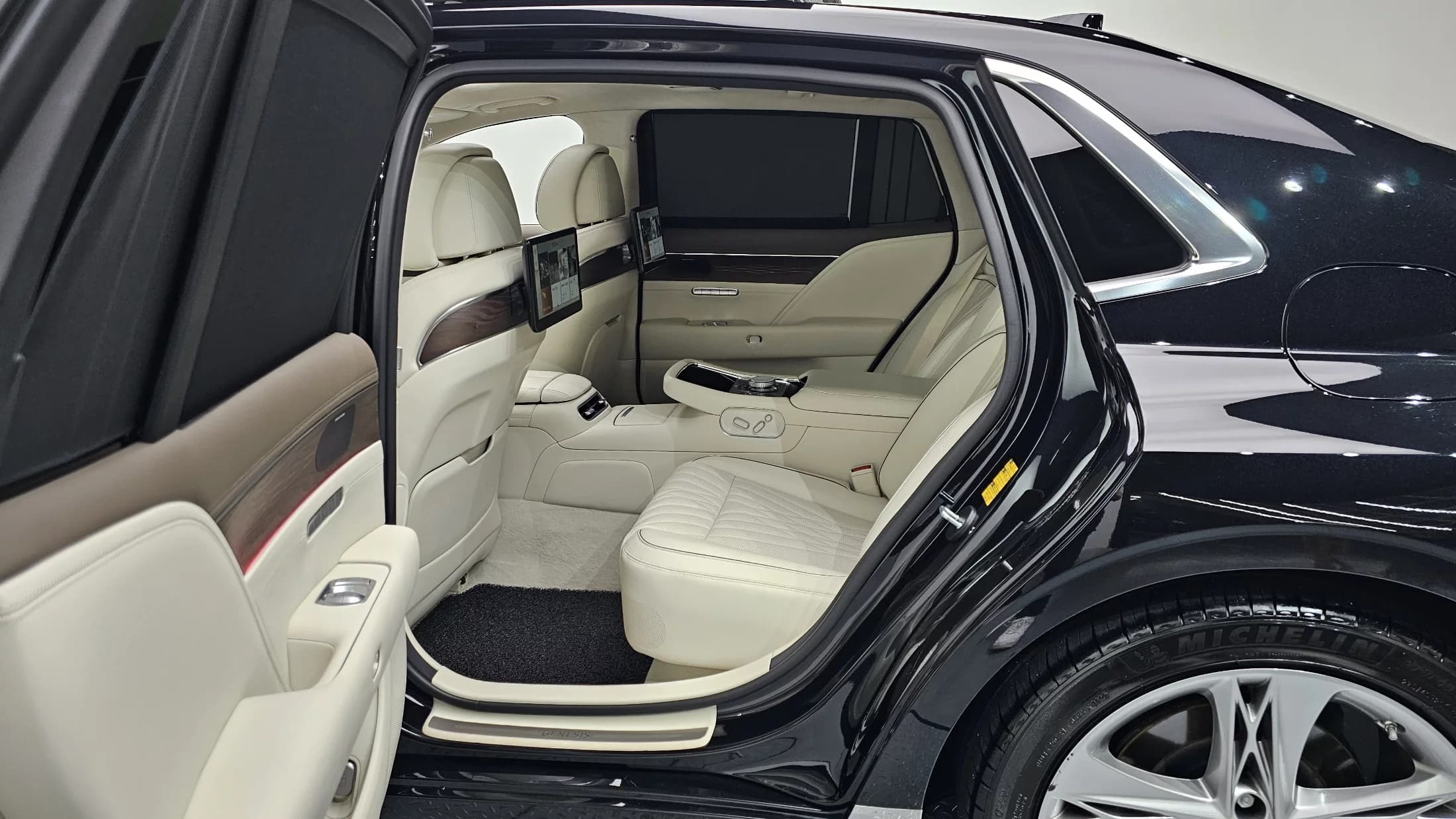Genesis G90 Gasoline 3.5 Turbo AWD, 2022 г. 37541 км. — фото 12