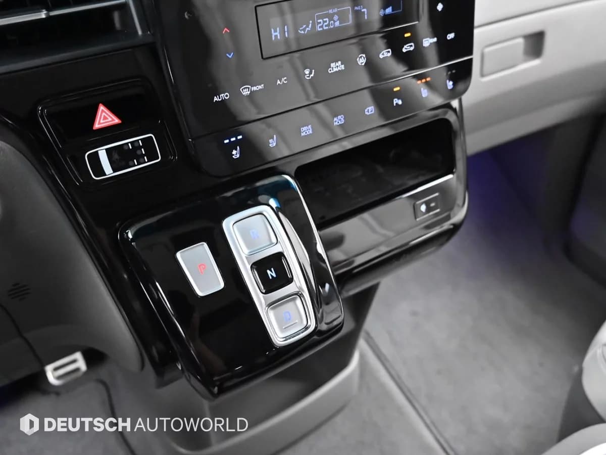 Hyundai Staria 4WD Lounge 7-Seater Limousine, 2024 г. 73449 км. — фото 9