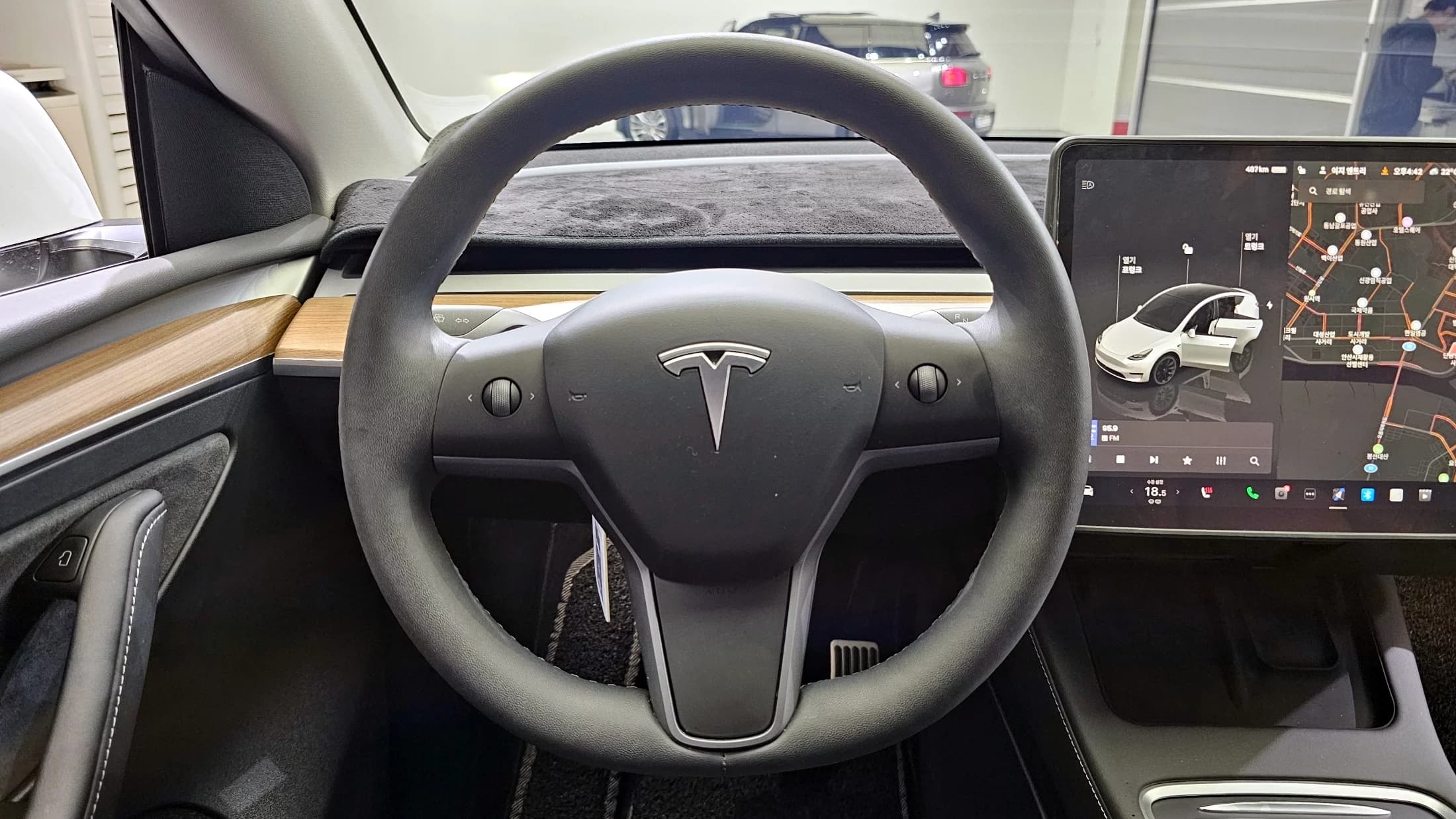 Tesla Model Y Long Range, электромобиль, 2024 г. 10476 км. — фото 13