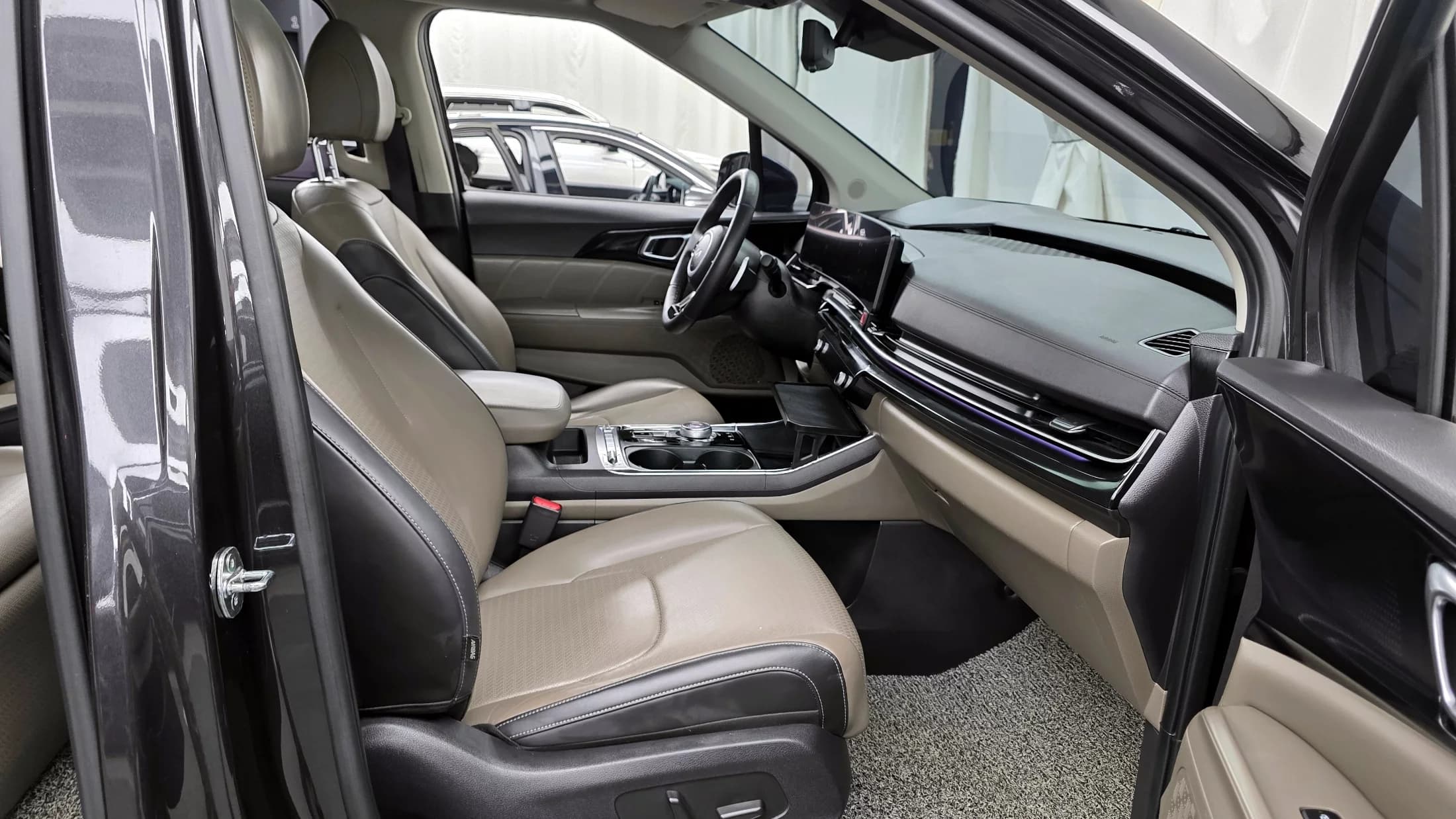 Kia Carnival 7-Seater Signature, 2023 г. 48287 км. — фото 11
