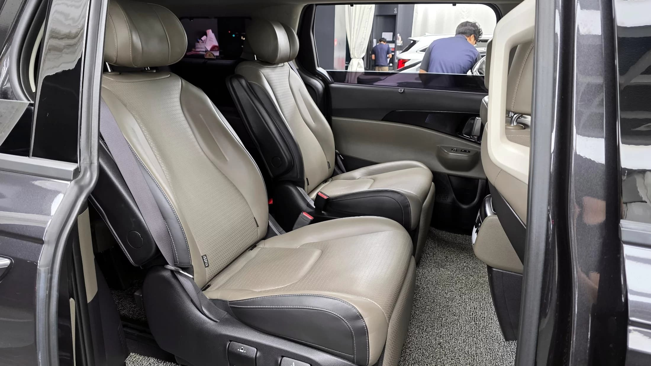 Kia Carnival 7-Seater Signature, 2023 г. 48287 км. — фото 12