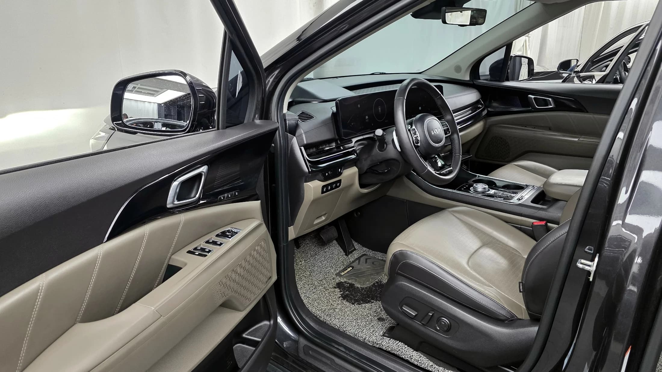 Kia Carnival 7-Seater Signature, 2023 г. 48287 км. — фото 10