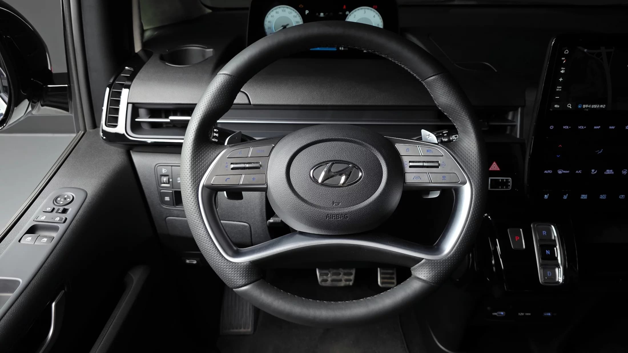Hyundai Staria 4WD Lounge 9-Seater Inspiration, 2023 г. 26235 км. — фото 16