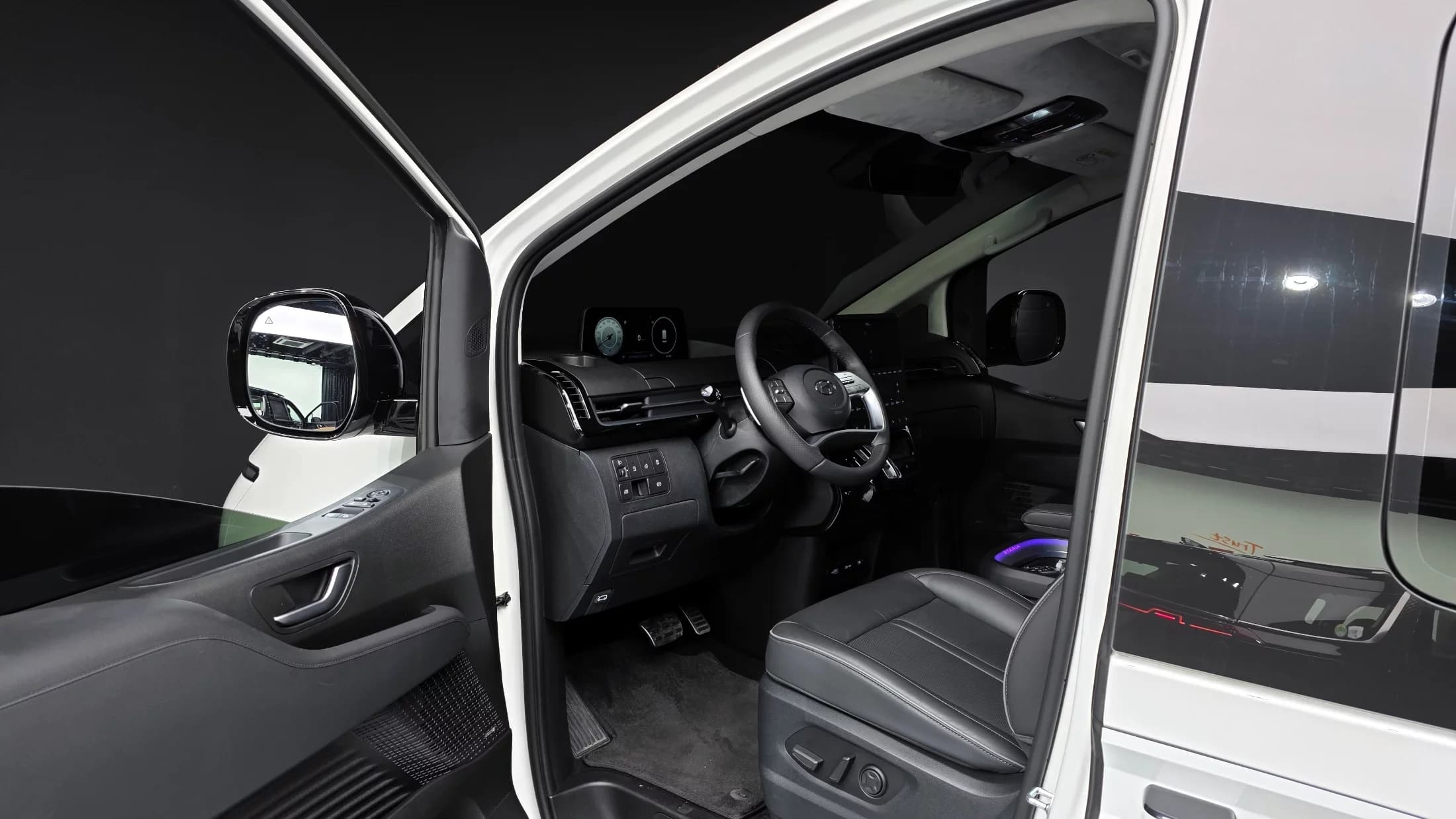 Hyundai Staria 4WD Lounge 9-Seater Inspiration, 2023 г. 26235 км. — фото 10