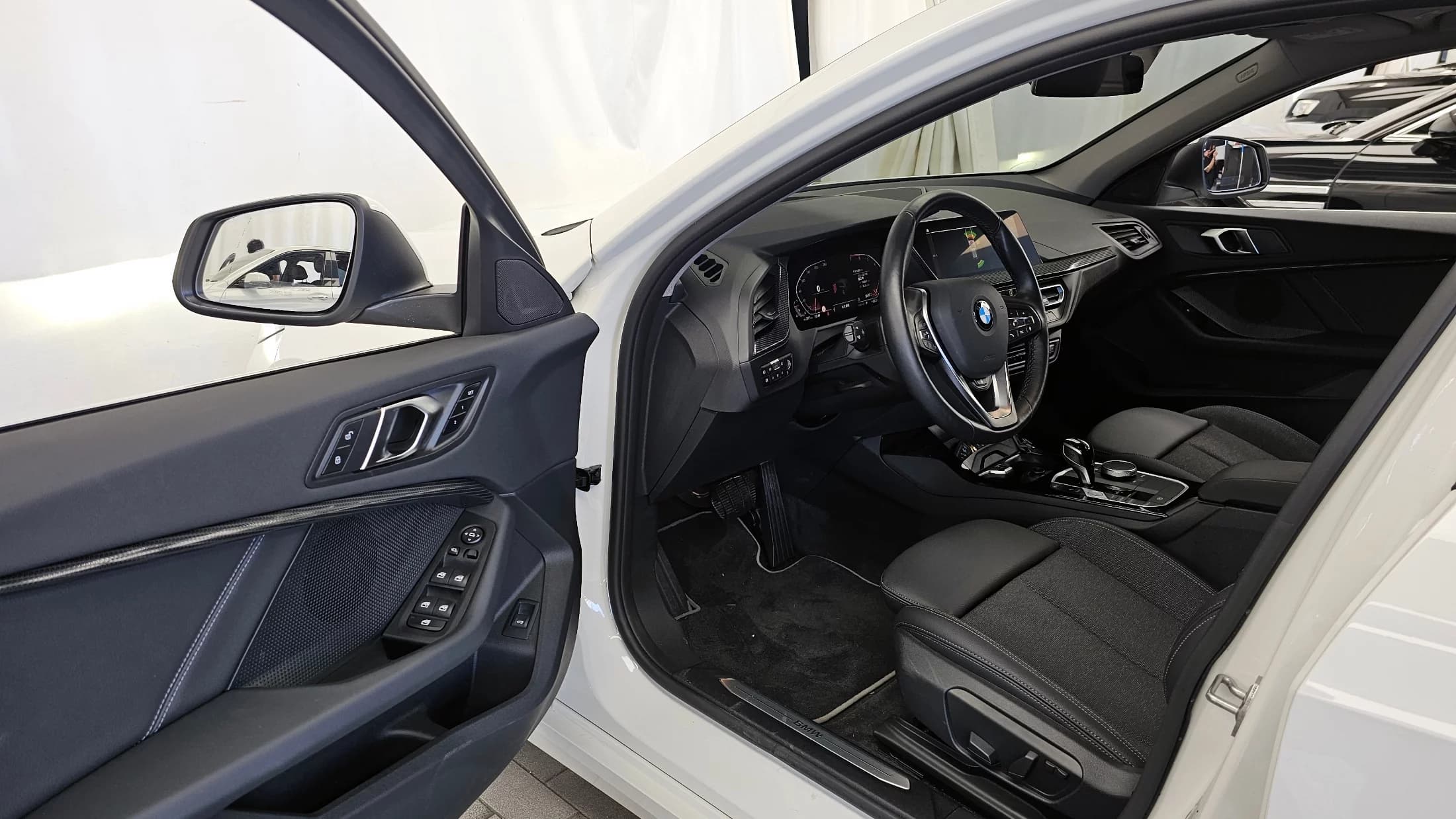 BMW 1-Series 120i Sports, 2023 г. 5513 км. — фото 10