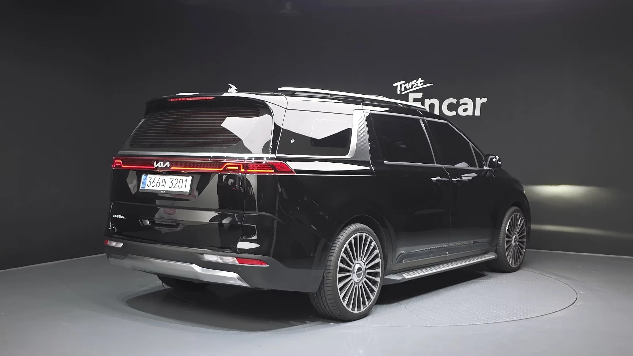 Kia Carnival 7-Seater Signature, 2023 г. 38864 км. — фото 2