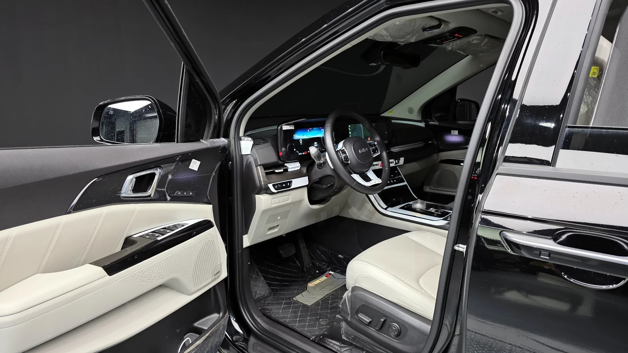 Kia Carnival 7-Seater Signature, 2023 г. 38864 км. — фото 10
