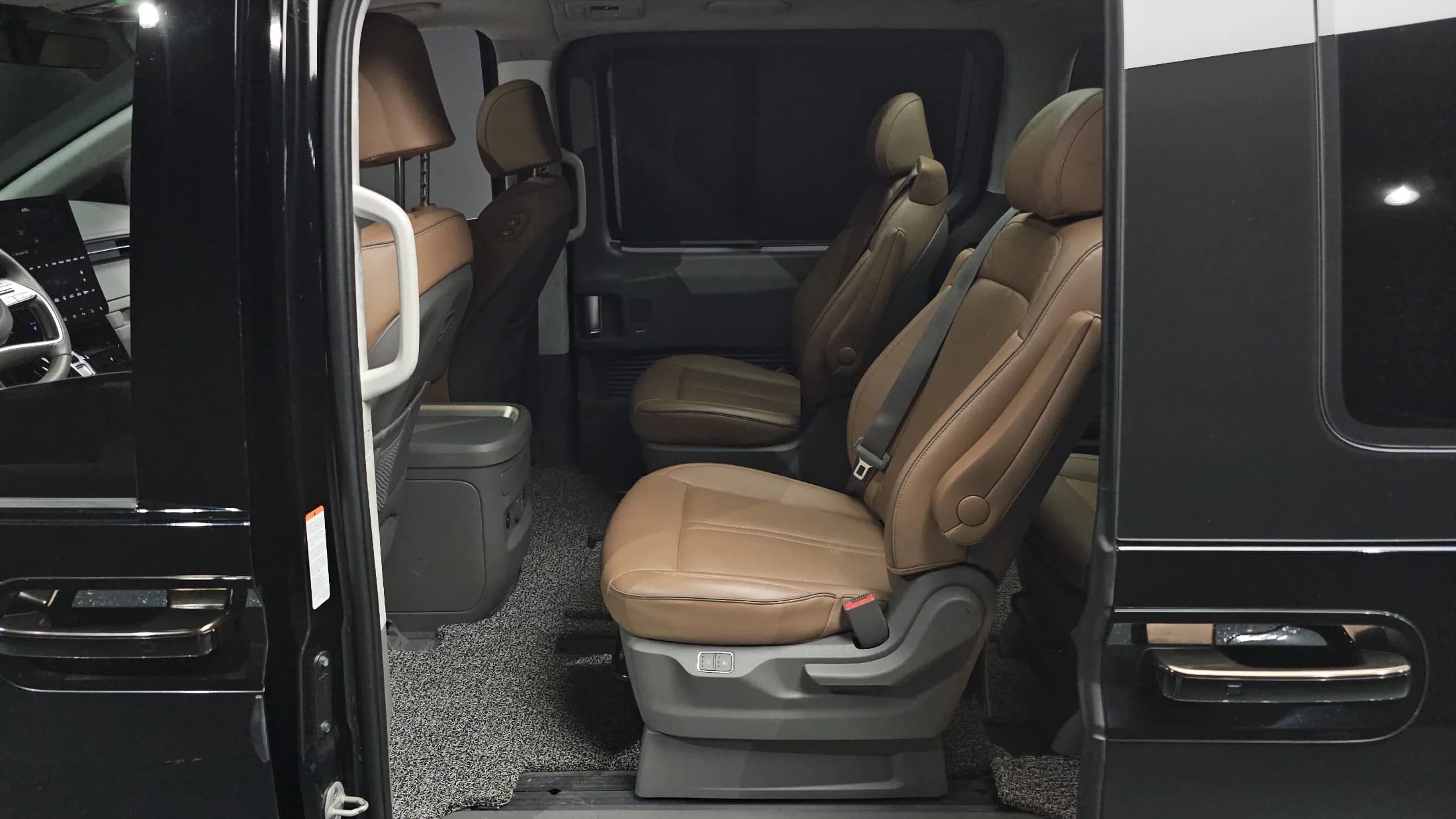 Hyundai Staria 4WD Lounge 9-Seater Inspiration, 2023 г. 107767 км. — фото 12