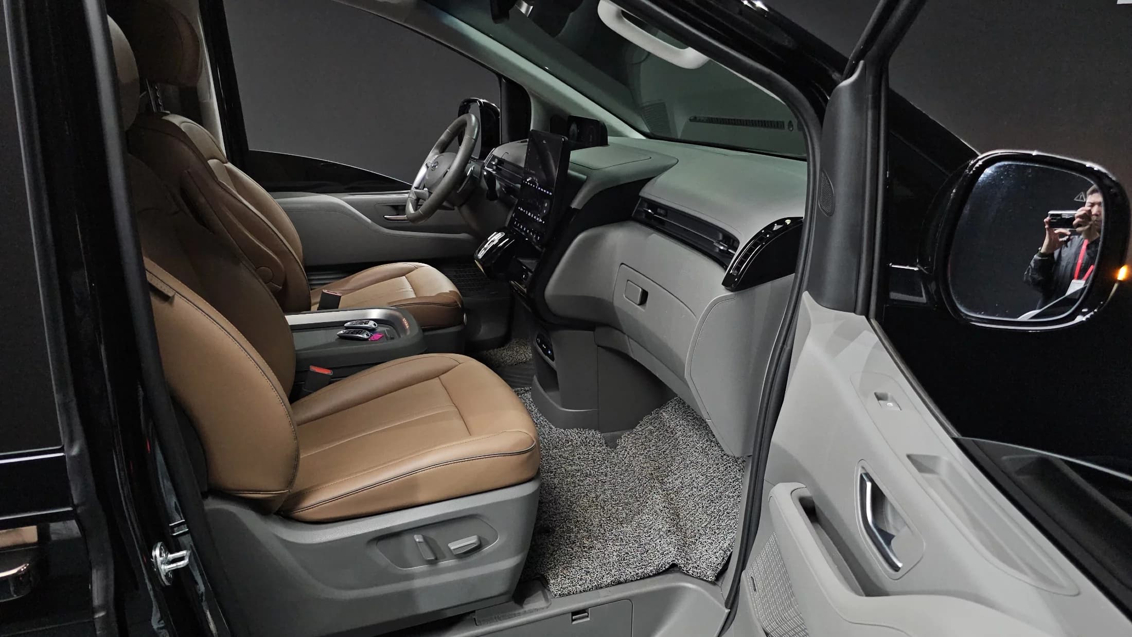 Hyundai Staria 4WD Lounge 9-Seater Inspiration, 2023 г. 107767 км. — фото 10