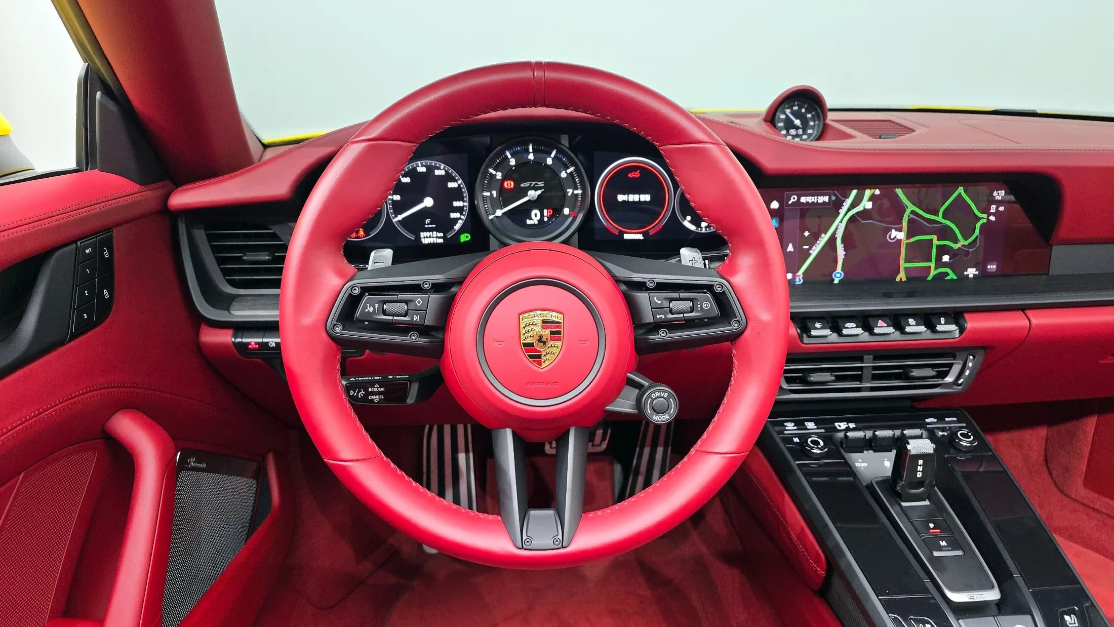Porsche 911 Carrera 4 GTS Cabriolet, 2023 г. 13085 км. — фото 13