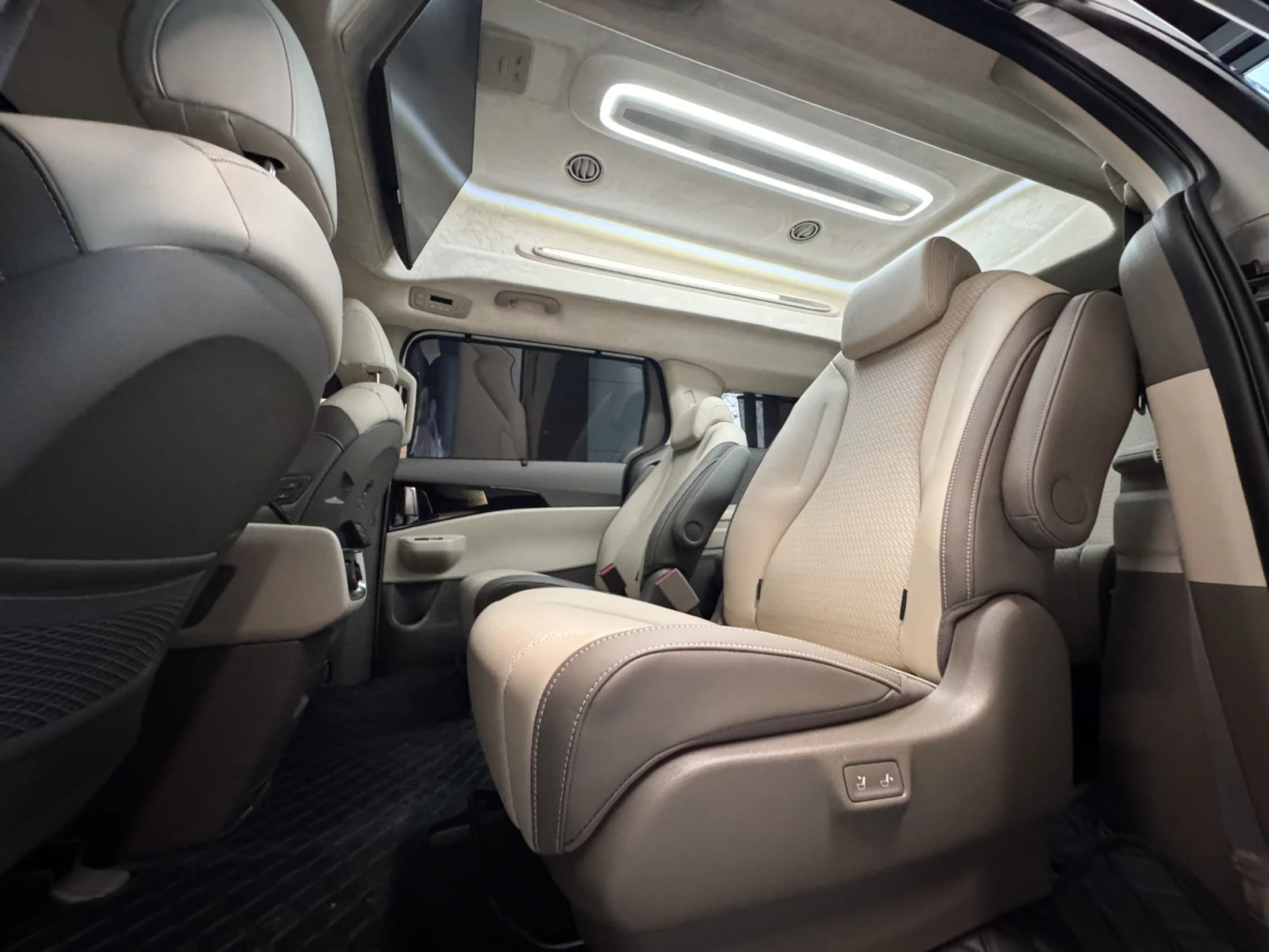 Kia Carnival HEV 9seater Signature, гибрид, 2024 г. 6821 км. — фото 10