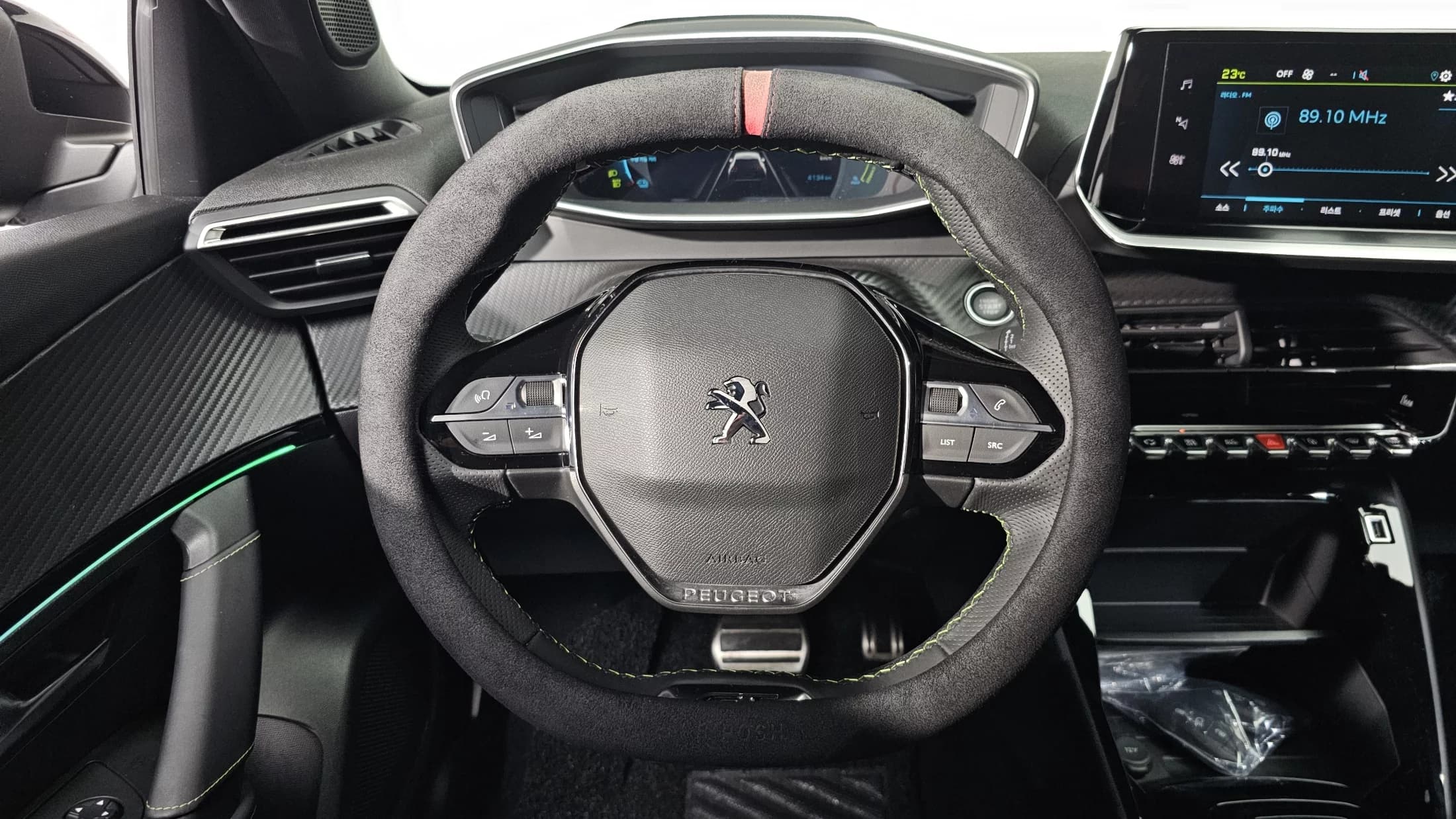 Peugeot 2008 EV GT, электромобиль, 2023 г. 4239 км. — фото 13