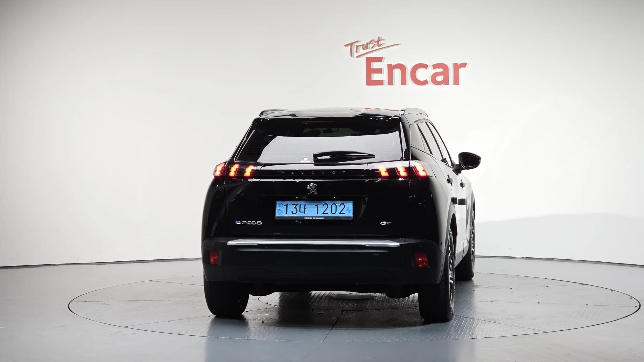 Peugeot 2008 EV GT, электромобиль, 2023 г. 4239 км. — фото 4