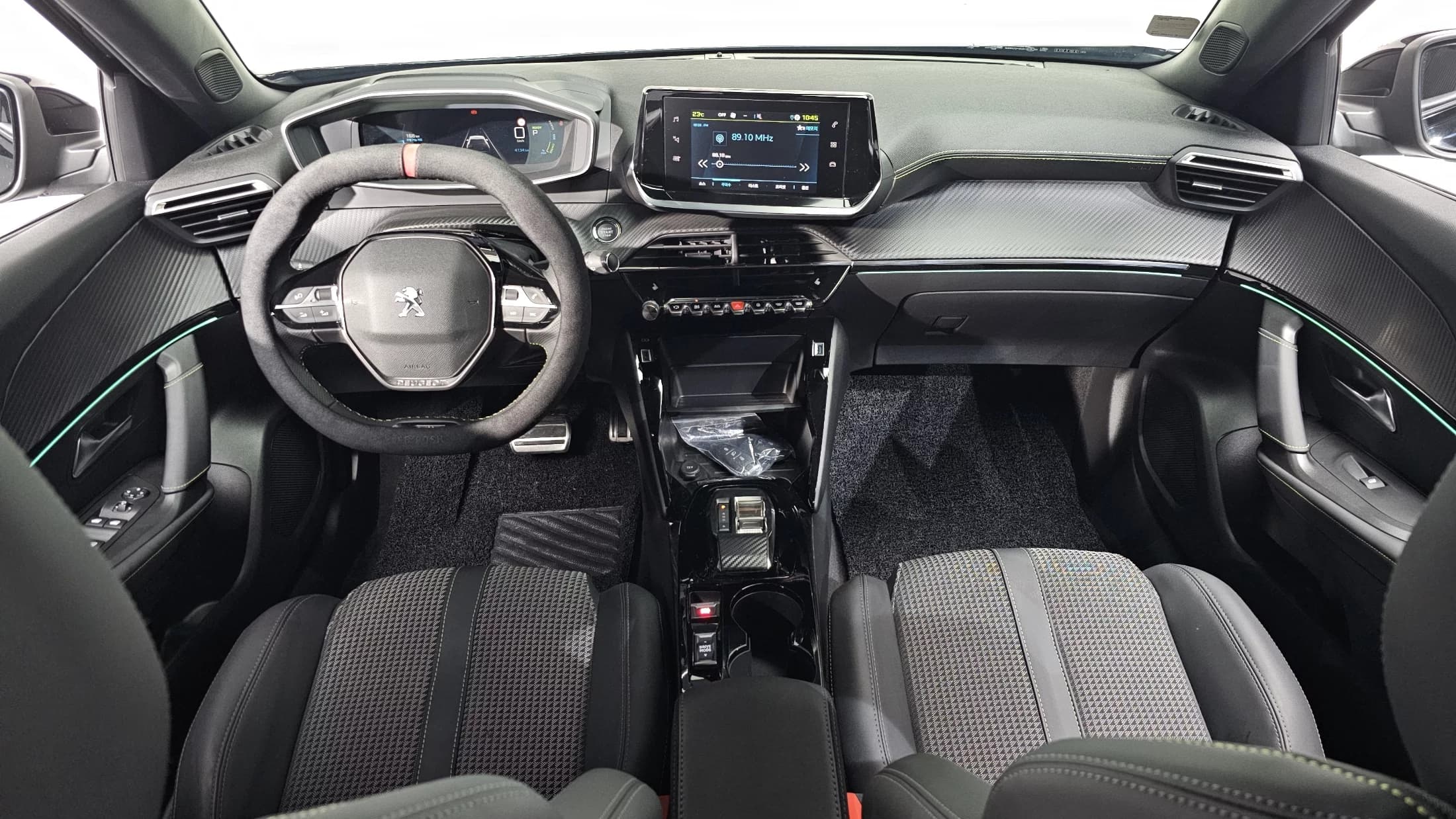 Peugeot 2008 EV GT, электромобиль, 2023 г. 4239 км. — фото 7