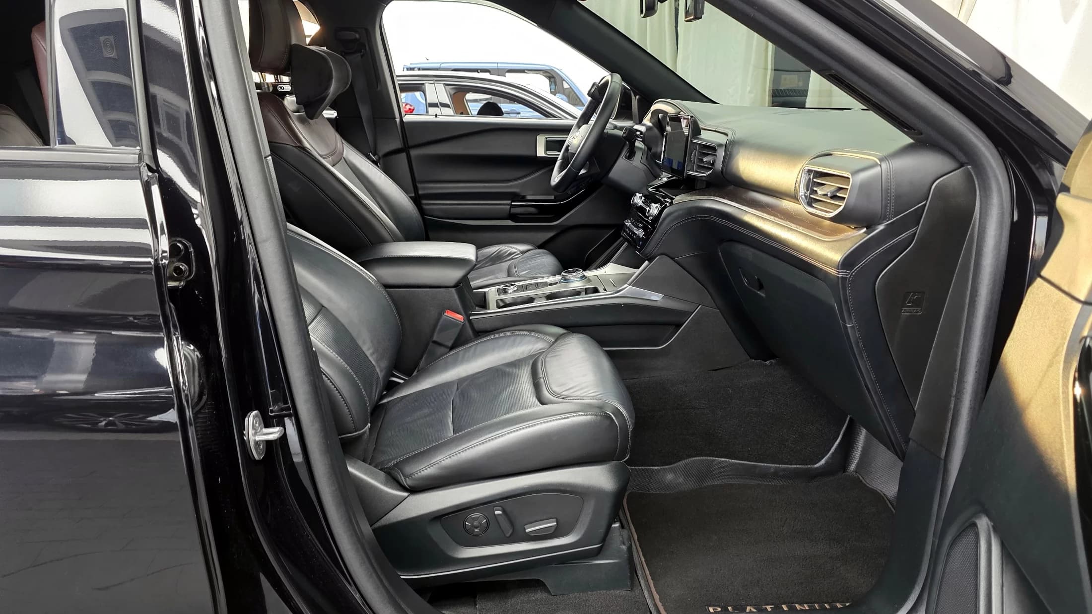Ford EXPLORER 3.0 Platinum 4WD, 2023 г. 48588 км. — фото 11