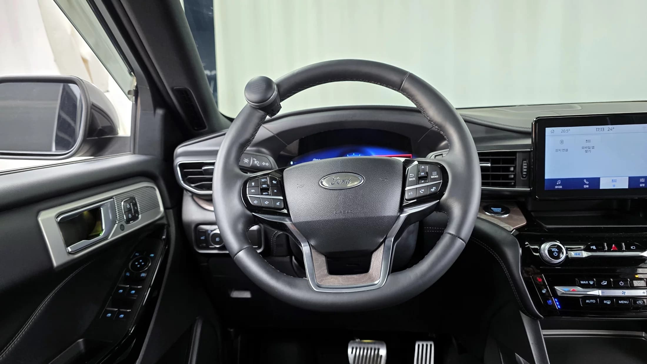 Ford EXPLORER 3.0 Platinum 4WD, 2023 г. 48588 км. — фото 13