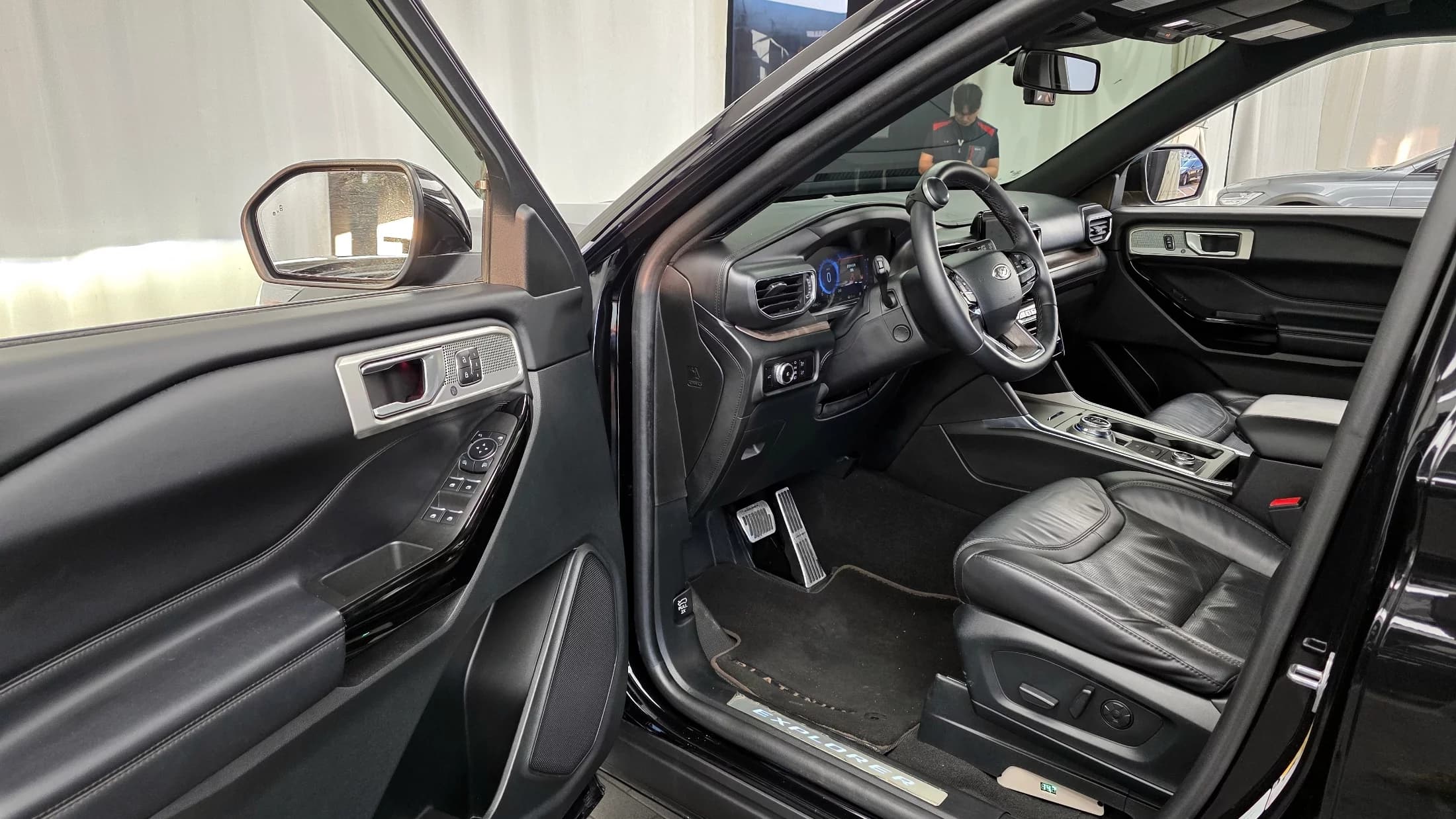 Ford EXPLORER 3.0 Platinum 4WD, 2023 г. 48588 км. — фото 10