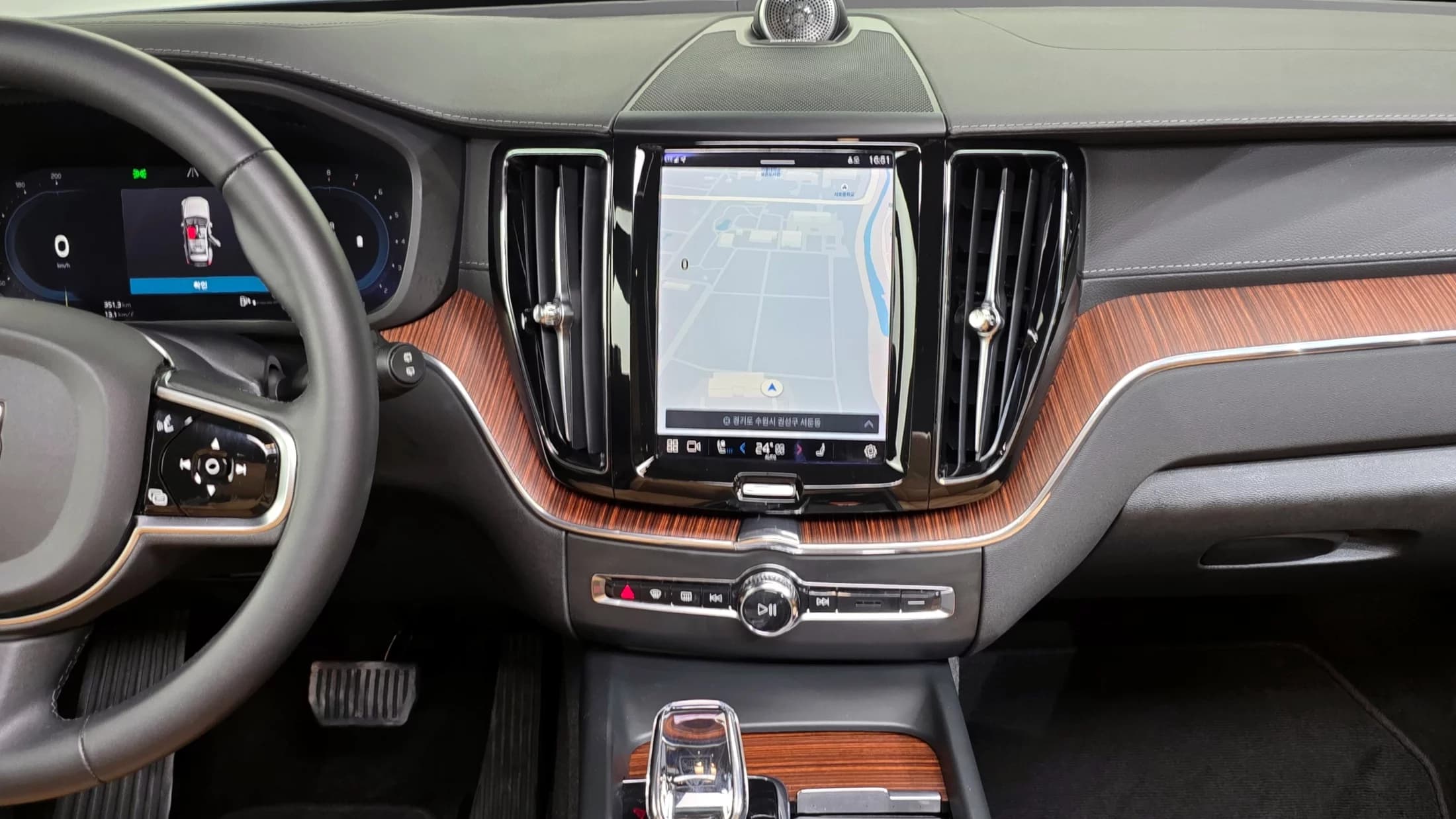 Volvo XC60 B5 Ultimate Bright, 2023 г. 103302 км. — фото 14
