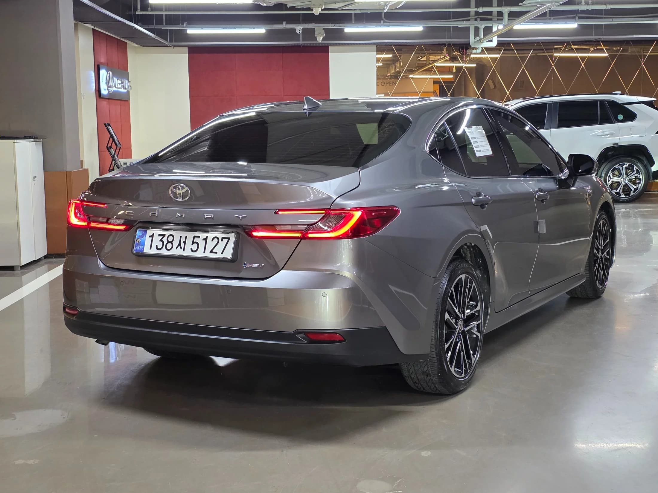 Toyota CAMRY 2.5 XLE Hybrid, гибрид, 2025 г. 4616 км. — фото 2