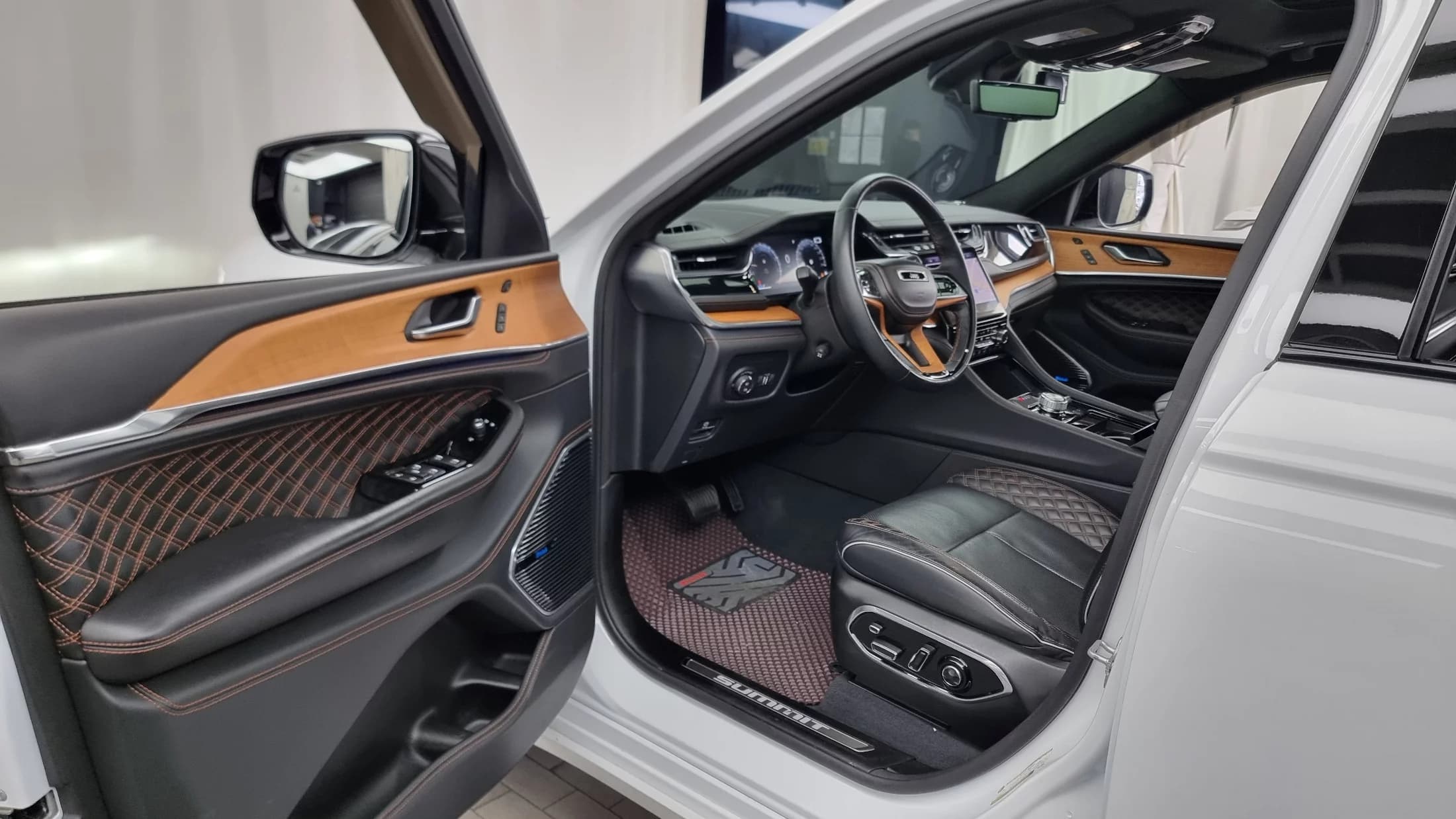 Jeep Grand Cherokee L 3.6 Summit Reserve, 2023 г. 43716 км. — фото 10