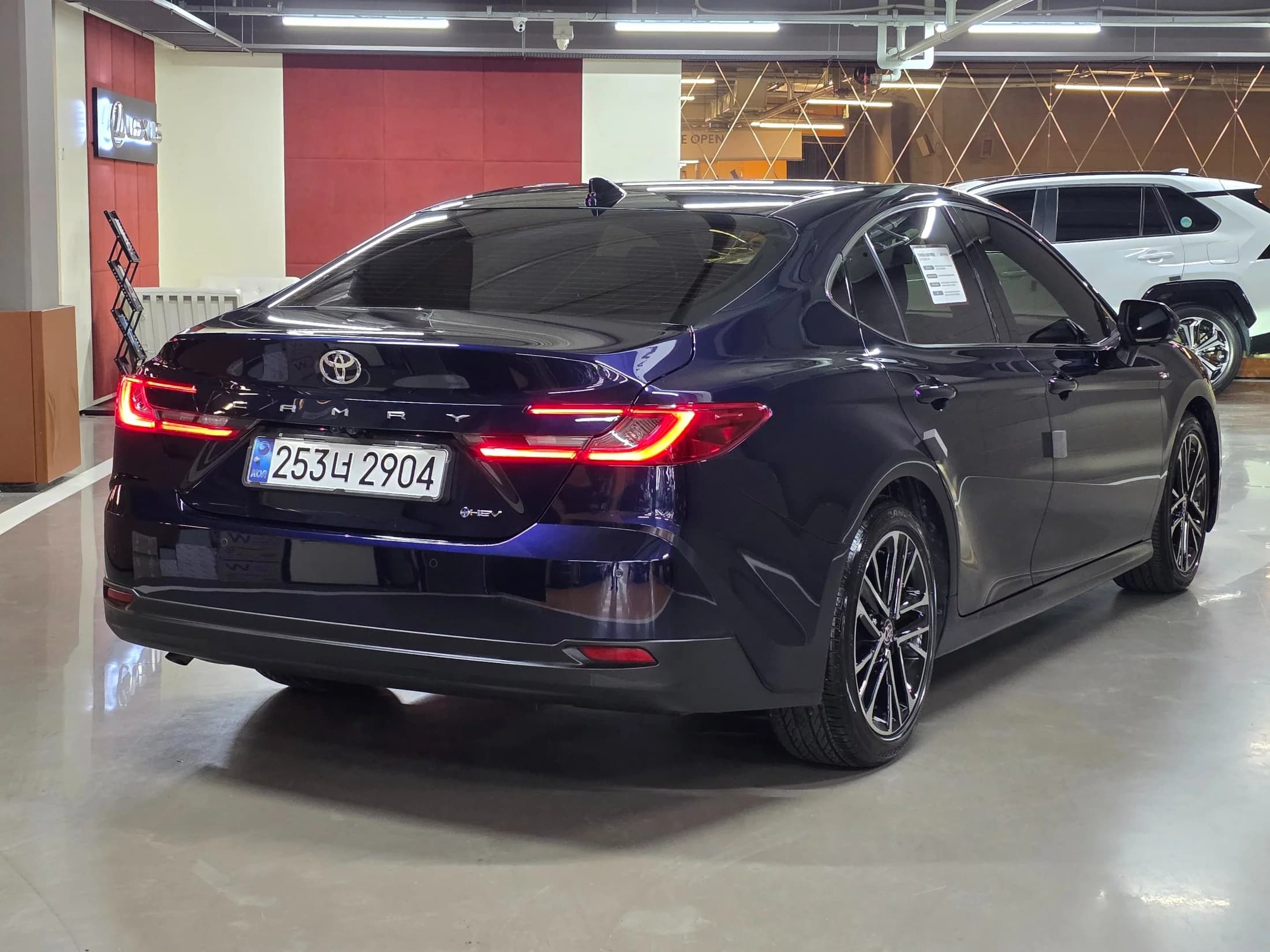 Toyota CAMRY 2.5 XLE Premium Hybrid, гибрид, 2024 г. 4862 км. — фото 2