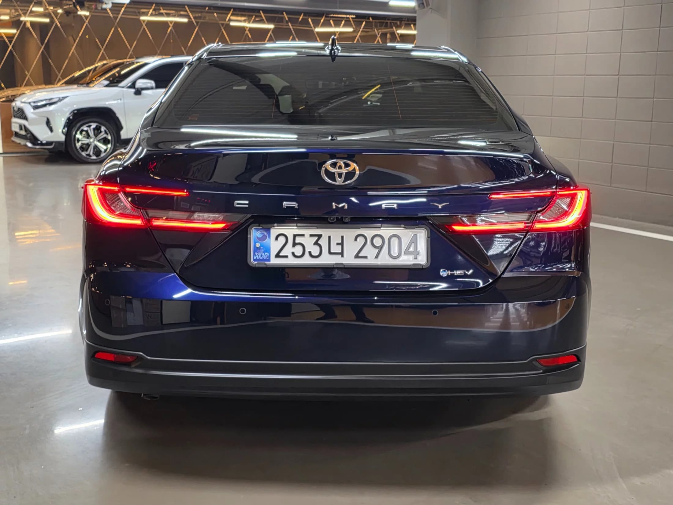 Toyota CAMRY 2.5 XLE Premium Hybrid, гибрид, 2024 г. 4862 км. — фото 4