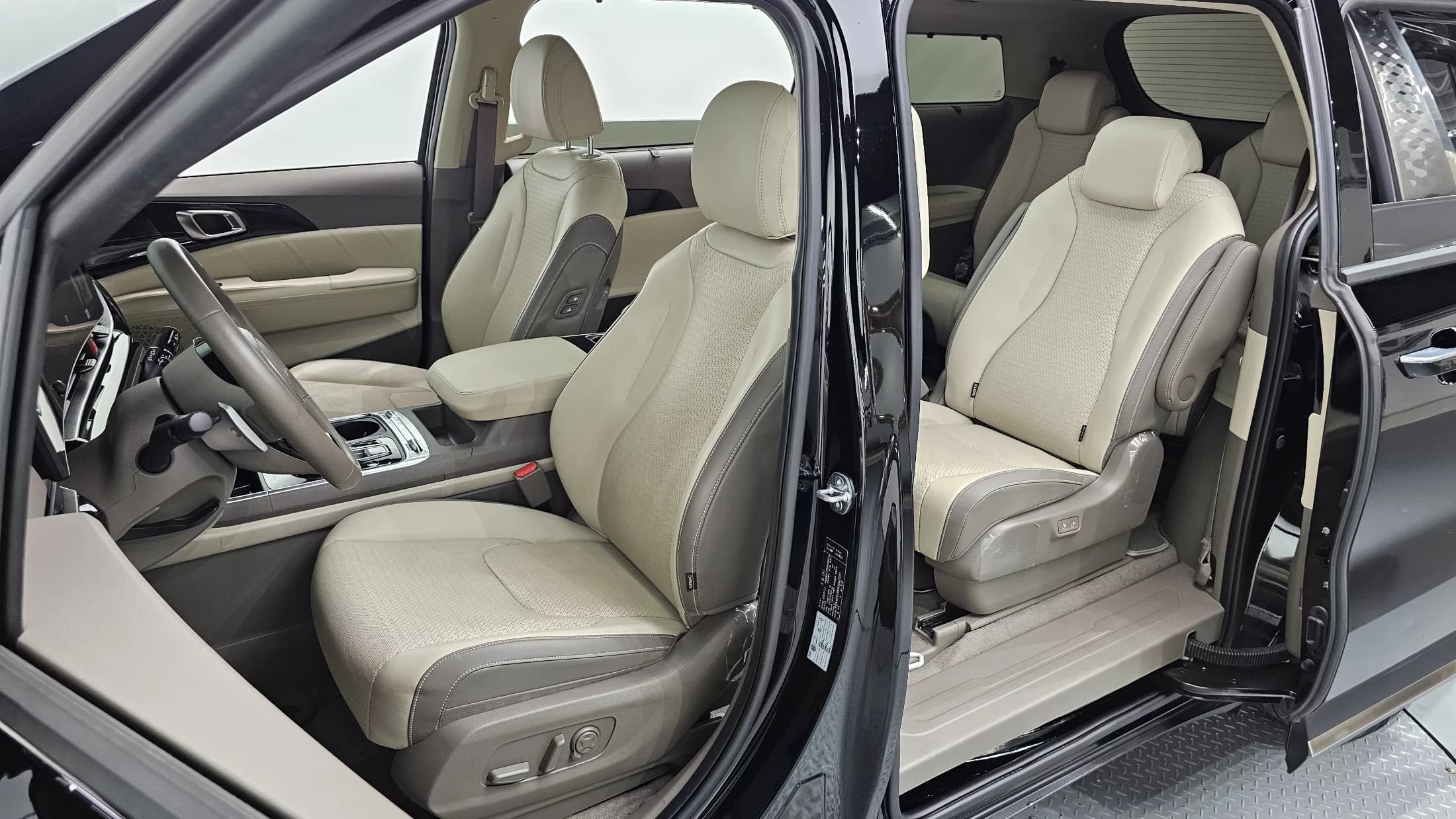 Kia Carnival 9-Seater Signature, 2023 г. 41977 км. — фото 11