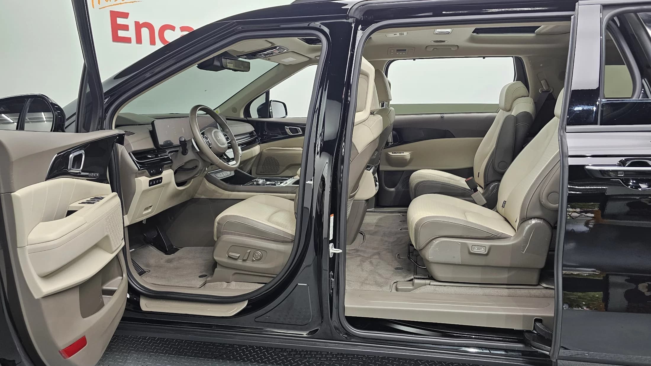 Kia Carnival 9-Seater Signature, 2023 г. 41977 км. — фото 17