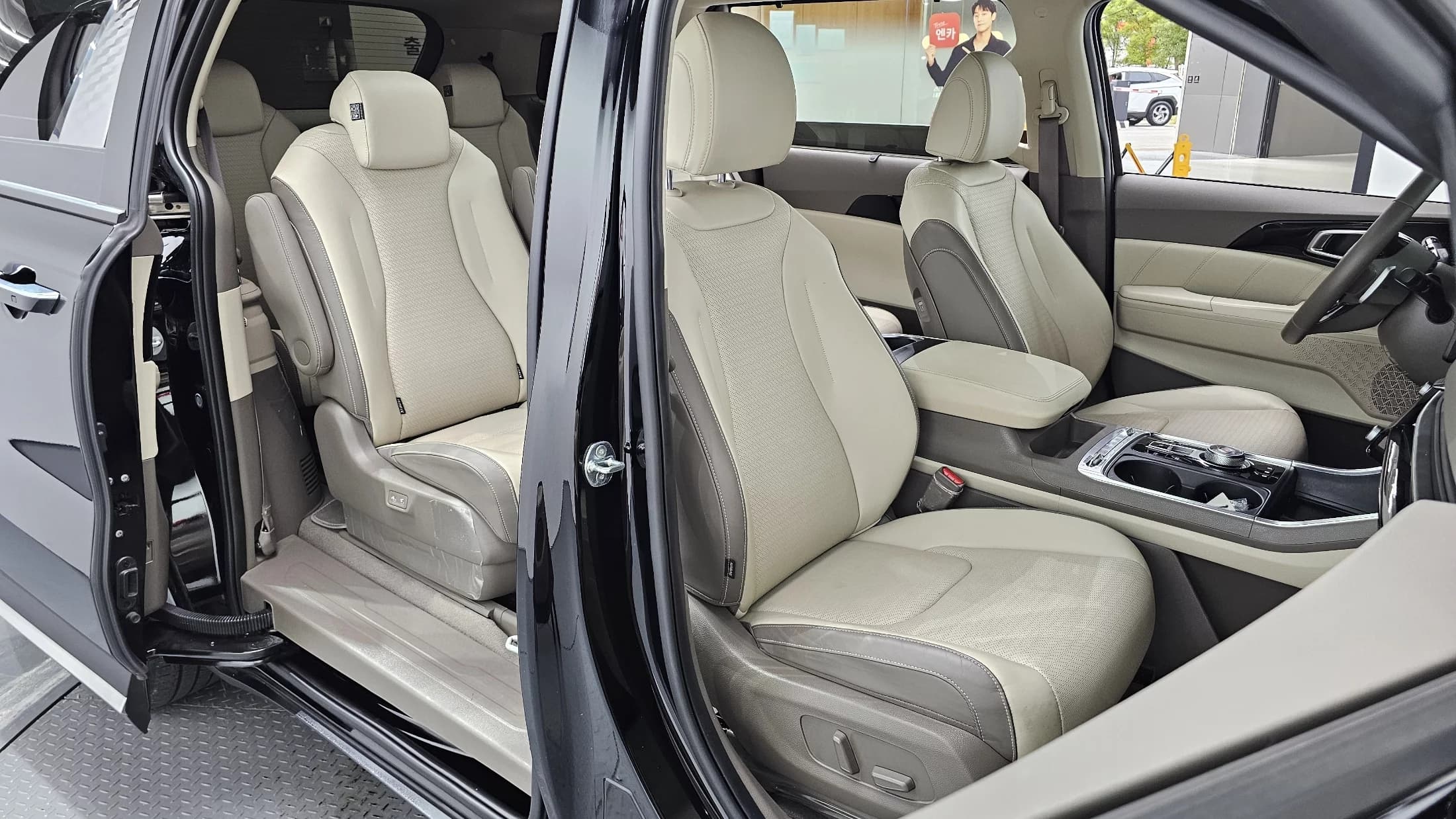 Kia Carnival 9-Seater Signature, 2023 г. 41977 км. — фото 10