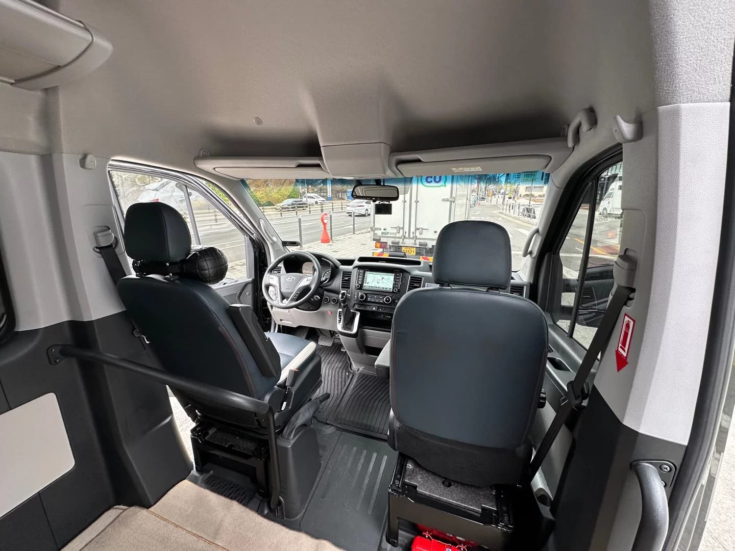 Hyundai H1 15-seater Luxury, 2021 г. 39136 км. — фото 17